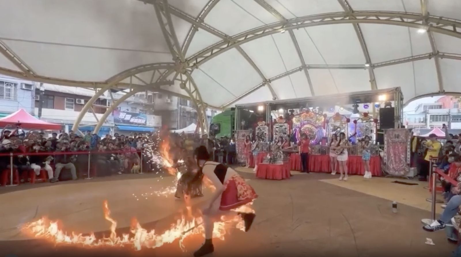 桃園信仰生活節火舞活動出意外 女舞者遭火吻下半身烈焰纏身