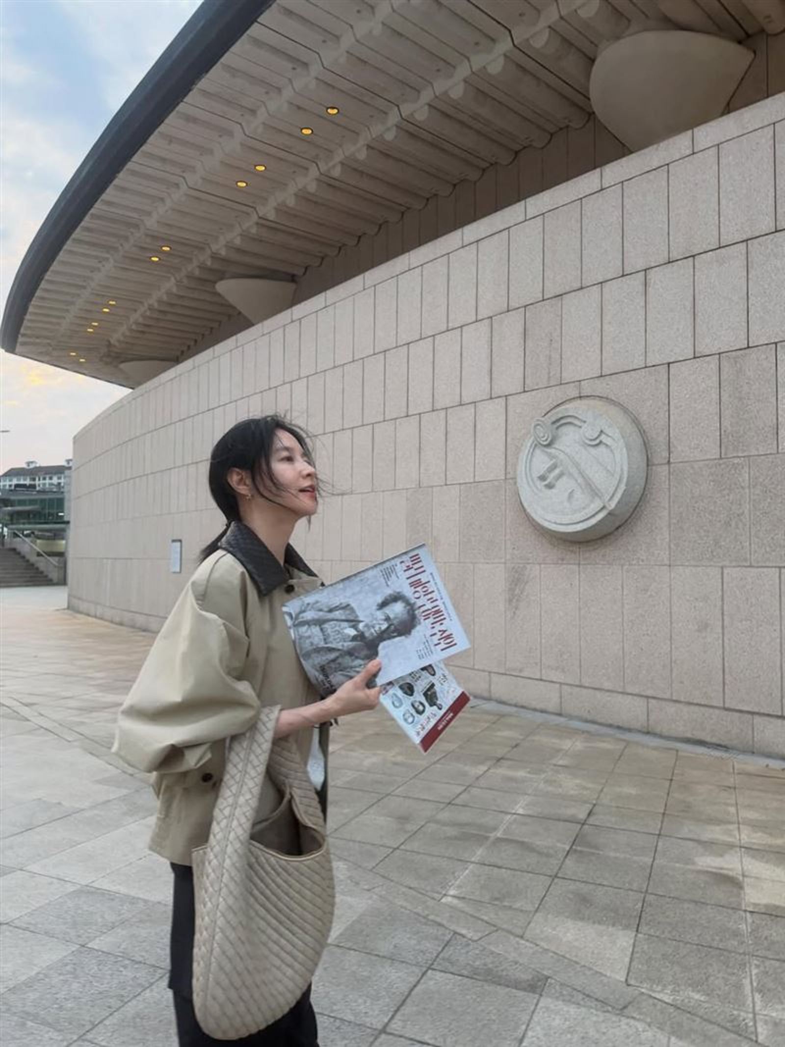 曾以經典韓劇大長今紅遍亞洲的南韓女星李英愛，近日低調現身一場交響樂音樂會。（圖／翻攝自IG @leeyoungae0824）