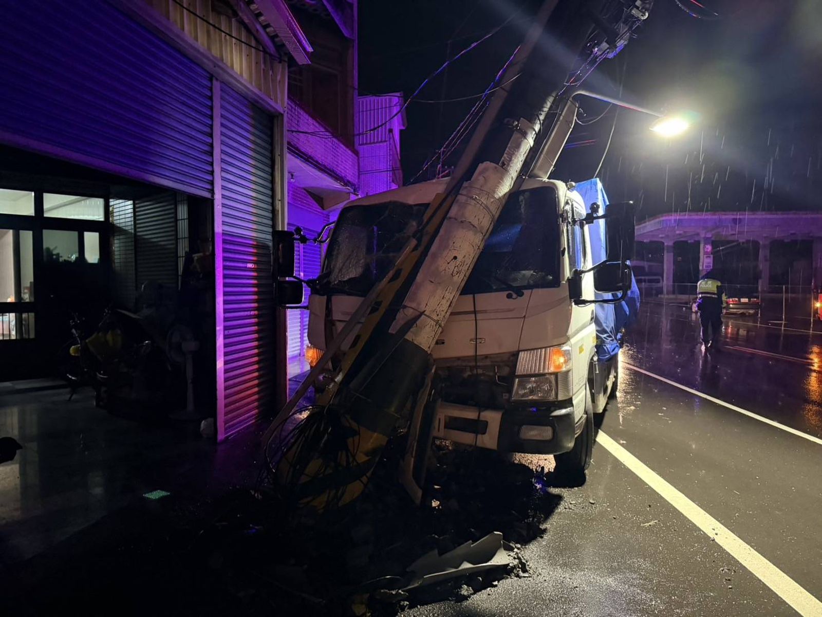 大貨車雨夜打滑撞電桿 慘釀600戶停電居民嚇傻