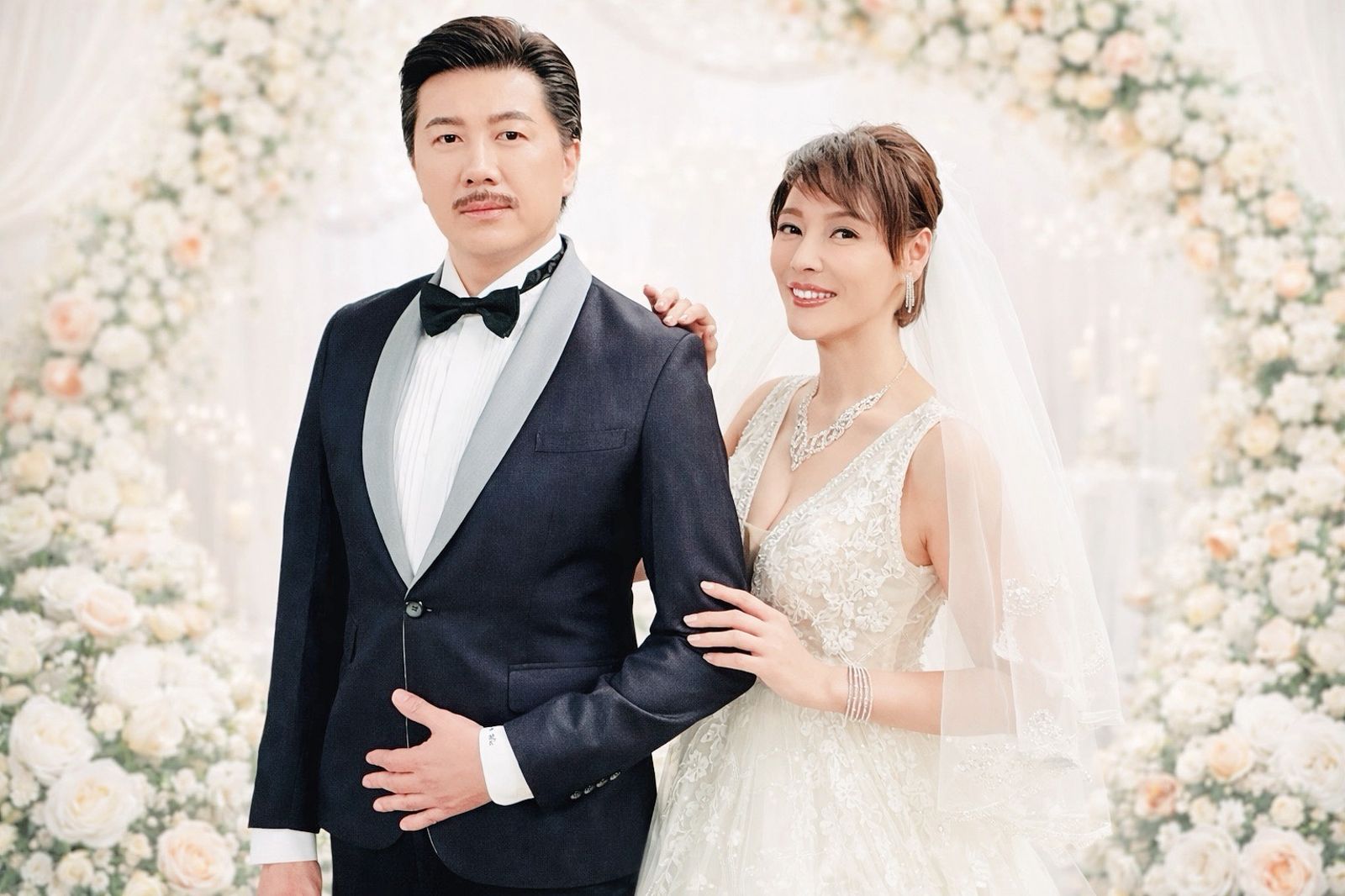 49歲本土劇一姐離婚台中地主3年!「二度披婚紗」深V爆乳 感動喊:沒想到這樣發展