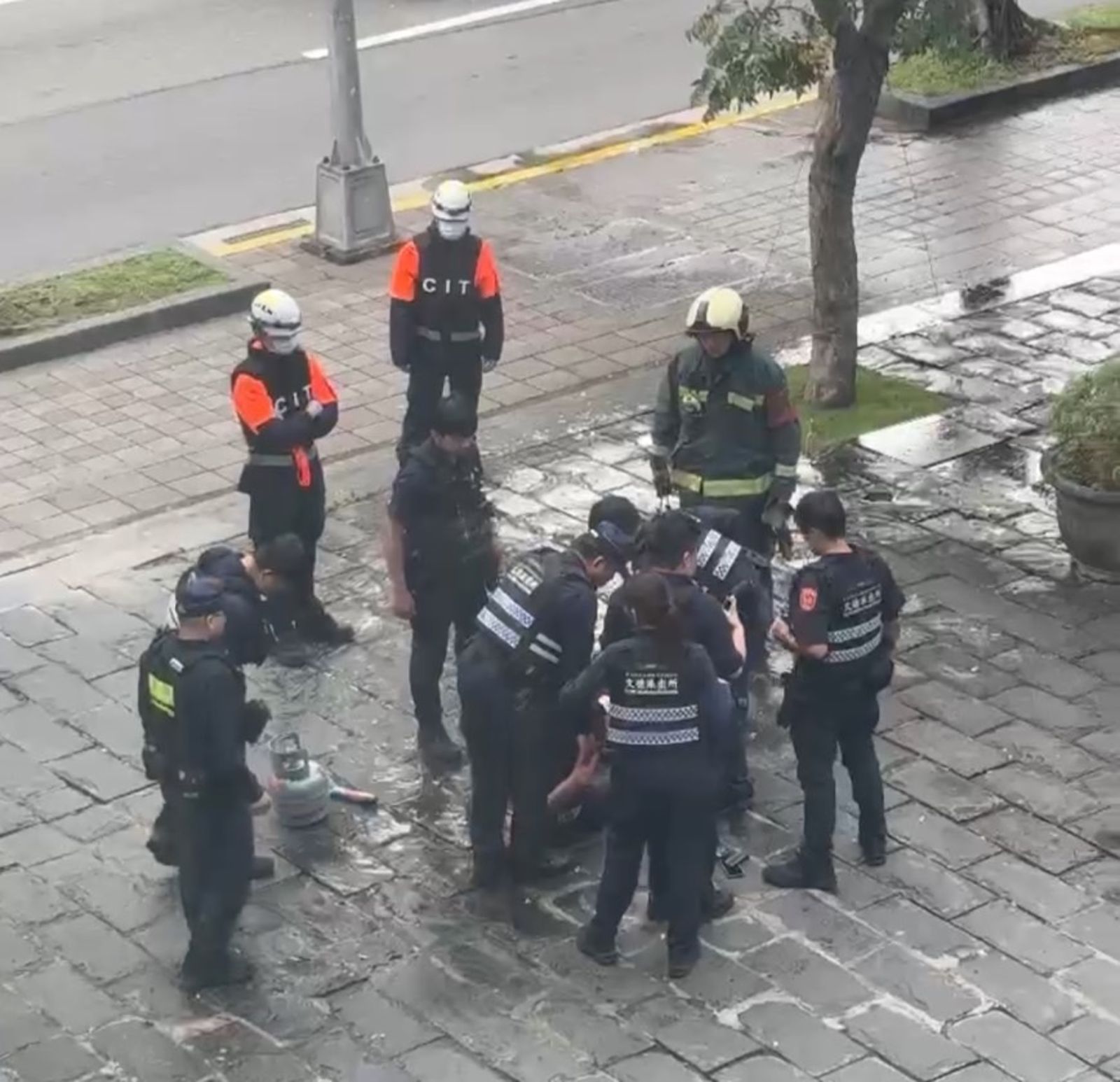 快訊/三立總部門口「1男抱瓦斯桶」揚言自焚 消防衝現場灑水戒備