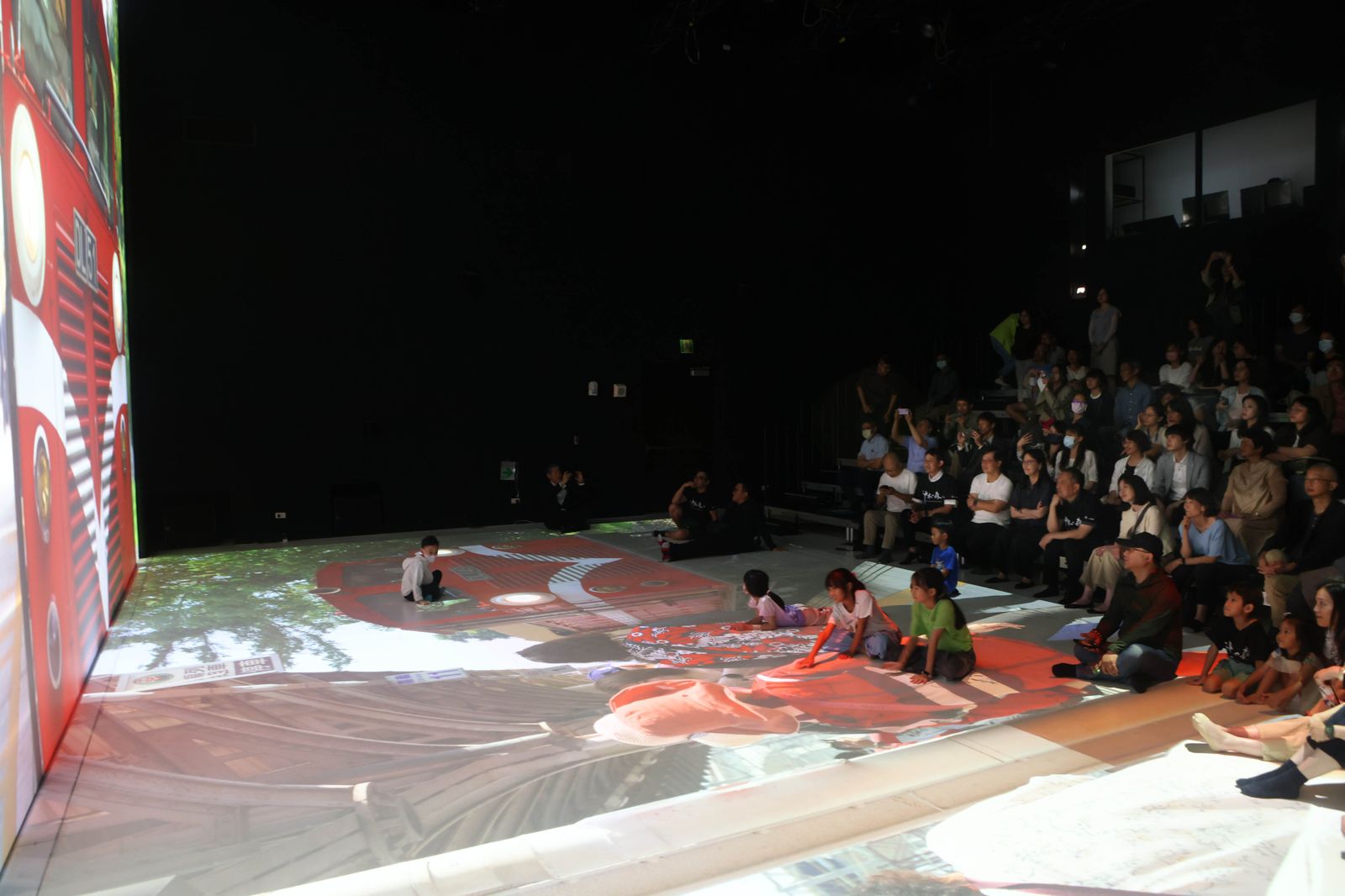 《神木之森》沉浸式版本讓孩子們感到相當神奇。公視提供