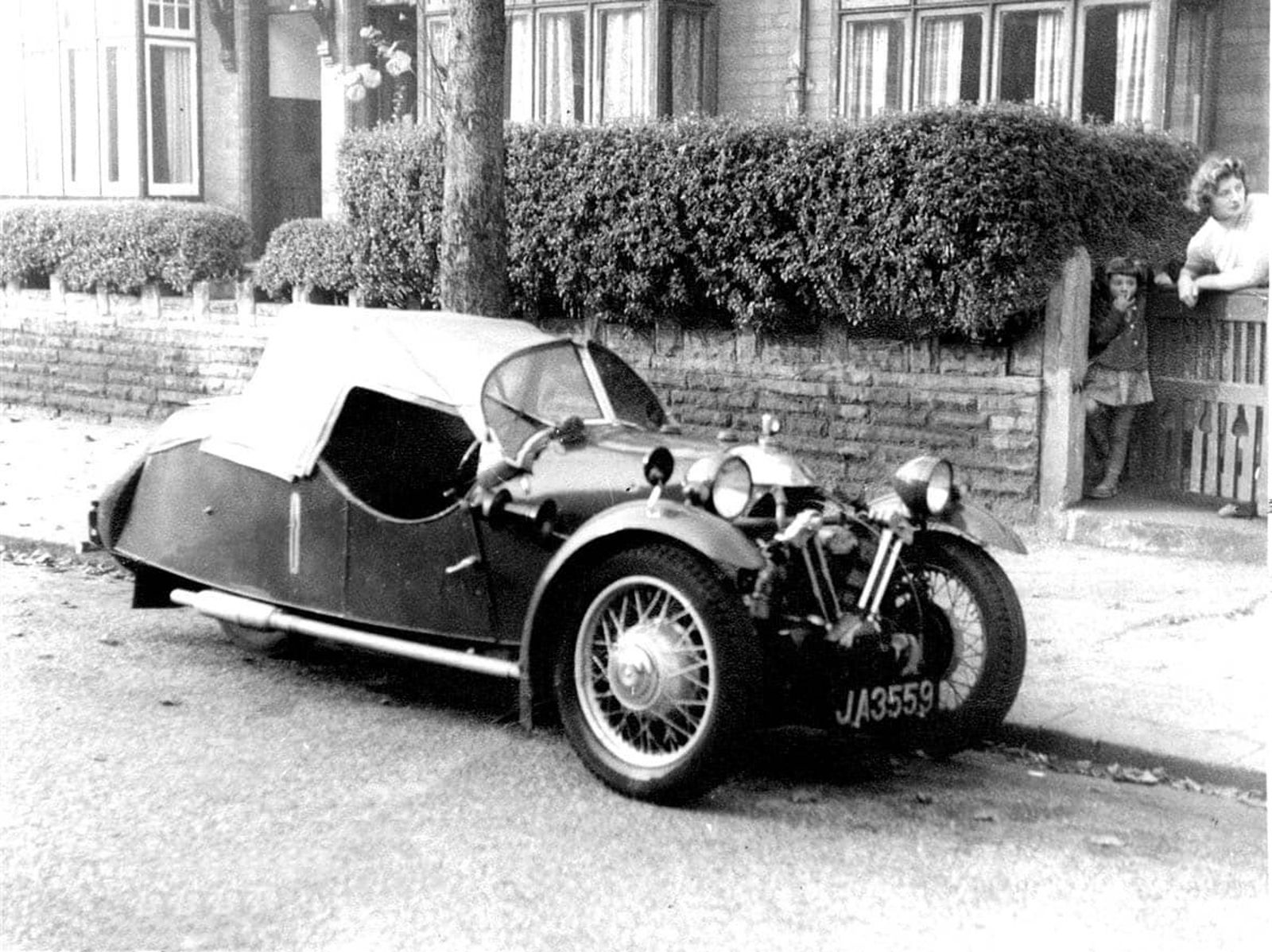外國網友分享1933年的摩根車老照片,畫面上這輛車的狀況良好,托售90.6萬元新台幣。圖/畫面翻攝fb Morgan Three Wheeler Group