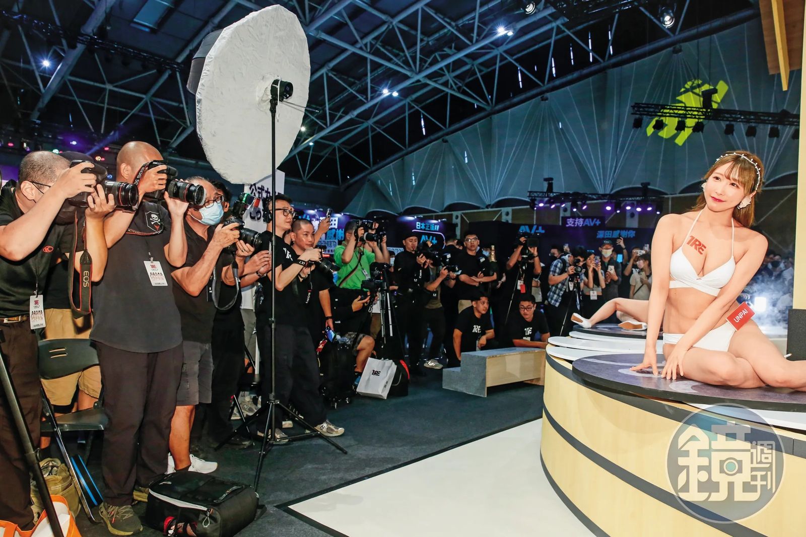 不滿他成人展上台與AV女優親密互動　剪片外流曝隱私　男子遭判刑還得賠錢