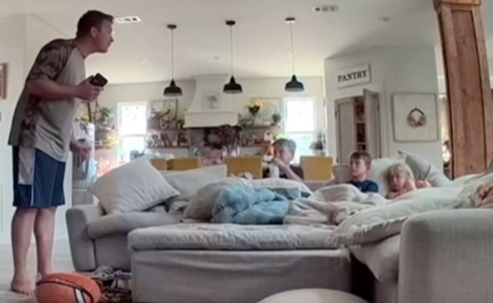 5歲兒趁家人熟睡網購31項夢幻玩具　爸崩潰「你買了7台車」