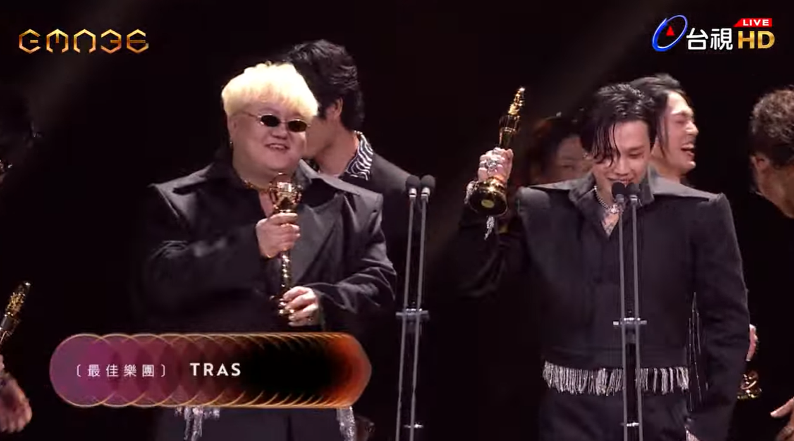 主唱阿夜（右）、鼓手金魁剛（左）上台致詞都不忘感謝父親。翻攝台視YouTube