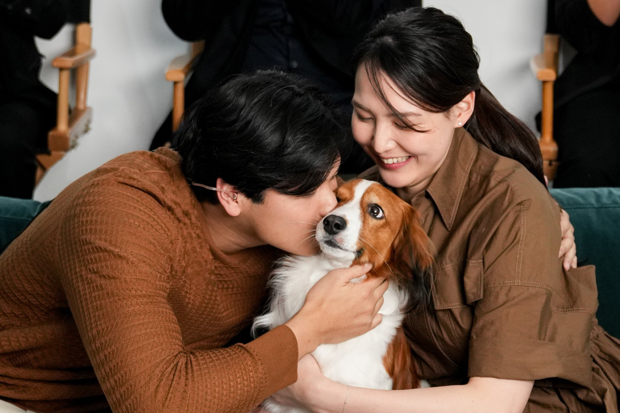 大谷翔平再奪國聯MVP!得獎瞬間抱真美子 親Decopin畫面融化球迷