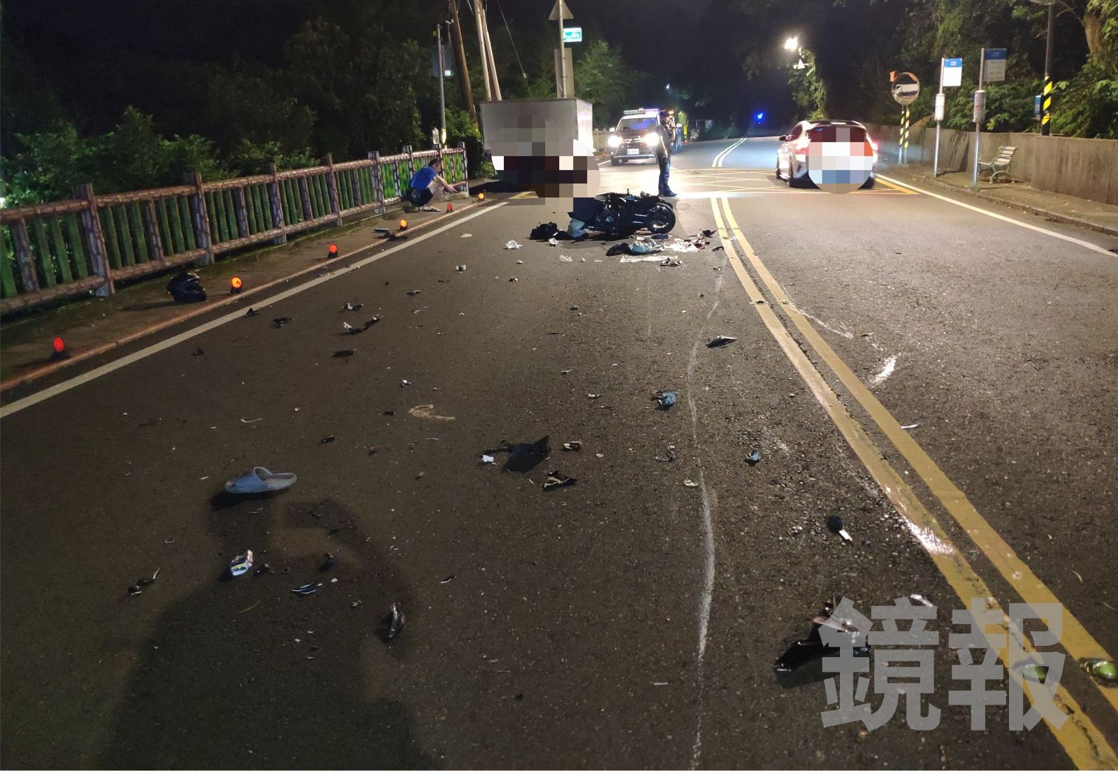 事故現場散落一地零件車殼。翻攝畫面