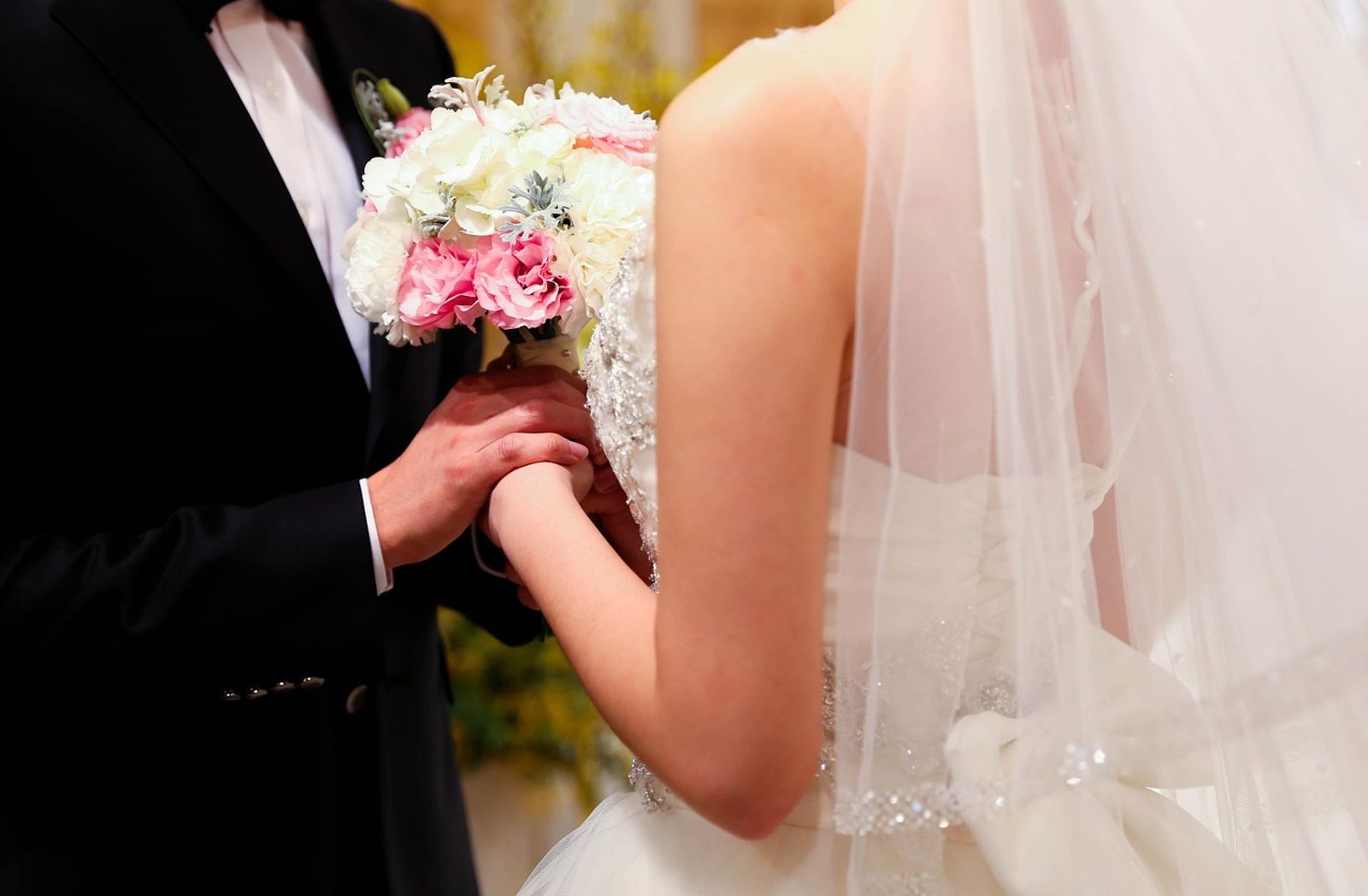 兒子婚禮當天「前兒媳」突現身!婆婆打開「震撼新婚禮物」後崩潰:怕會變3個人的噩夢