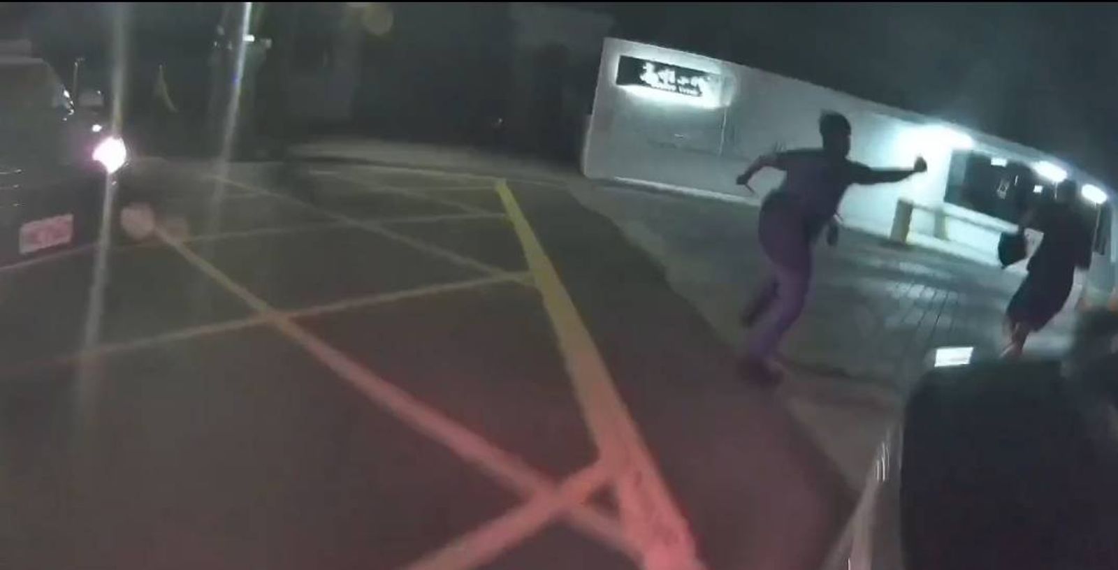 有片／高雄路竹凌晨警匪追逐　通緝犯拒檢逃逸自撞就逮　2警受傷