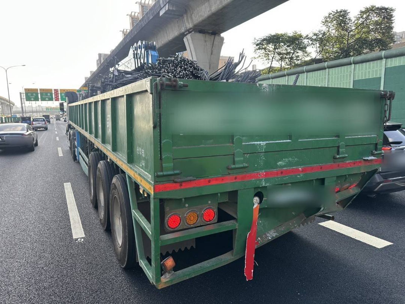 大客車追撞聯結車。