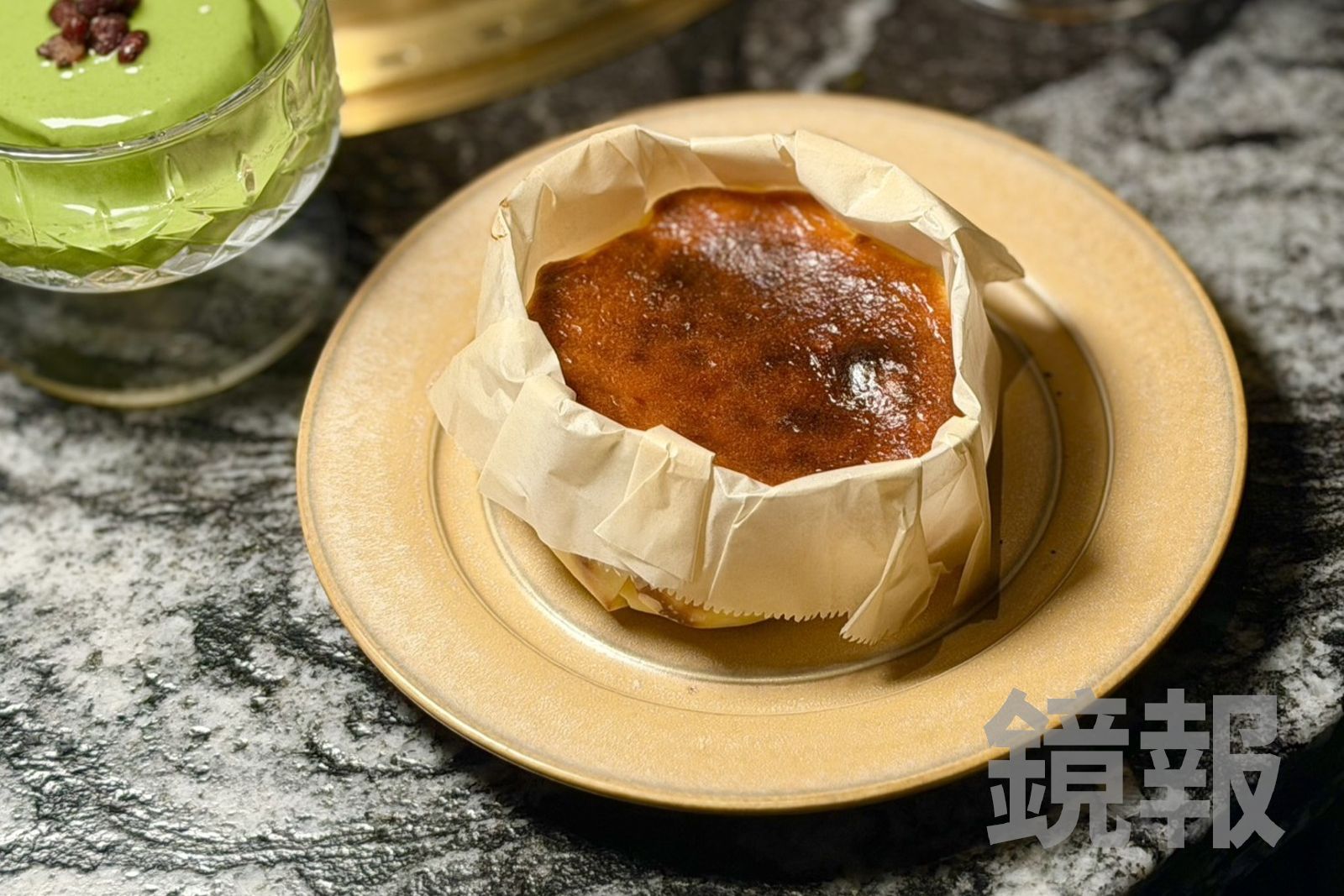 「煙燻巴斯克蛋糕」入口有很濃重的煙燻味，乳酪醇香卻不甜膩。（320元／份）