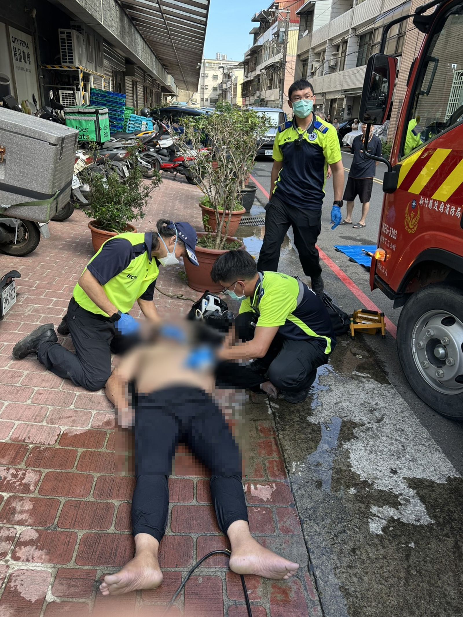 警消從化糞池將昏迷的官姓工人救出,但他已無生命跡象,救護人員展開施救。民眾提供