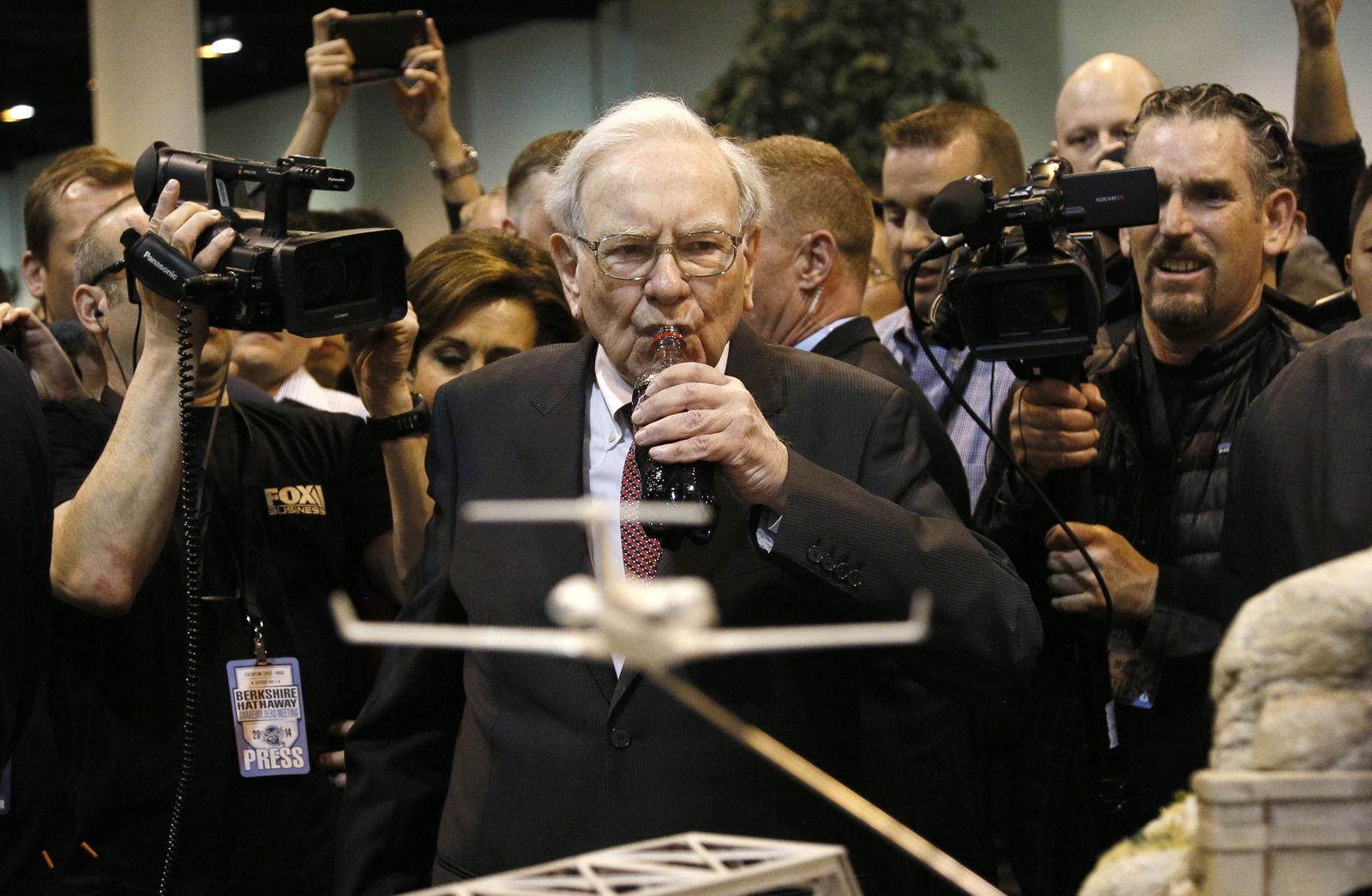 巴菲特股東會上狂喝可樂　嗆：我94歲了！我要幹嘛都可以