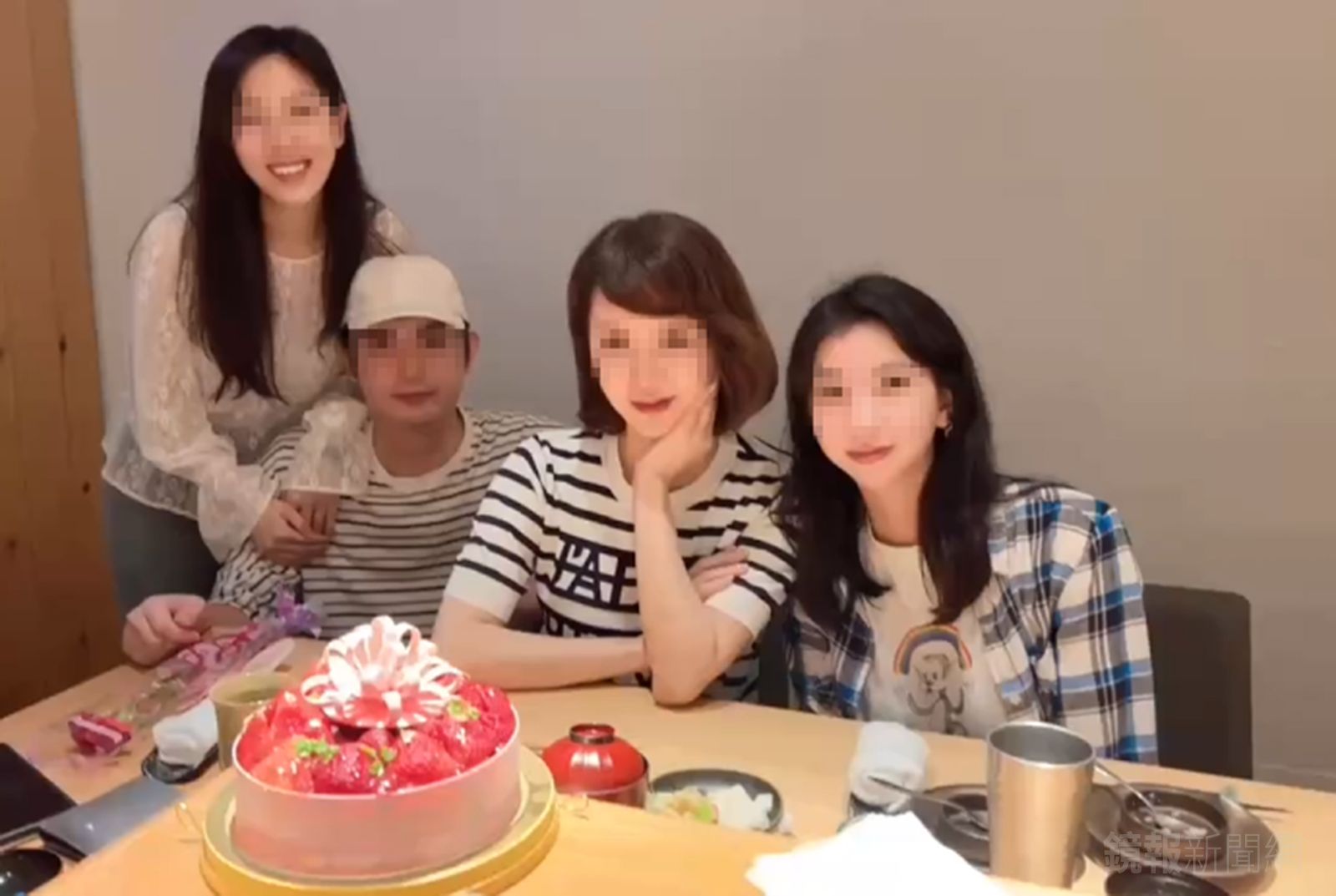 名媛Tiffany（右二）打牛奶針慘淪植物人，子女誓言為她討公道。家屬提供