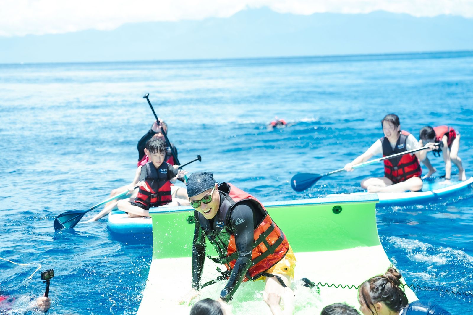《歐吉桑騎士》李銘忠(中)陪伴小朋友們戲水很歡樂。公視提供