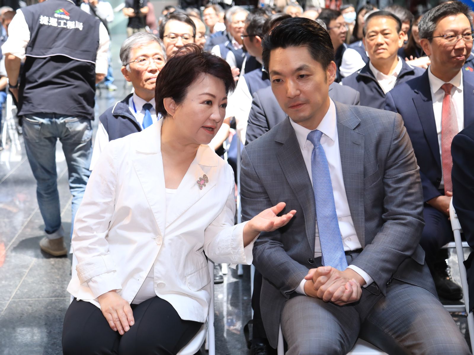 盧秀燕（左）不斷和蔣萬安聊天，顯現出「姊弟之情」。（圖／台中市政府提供）