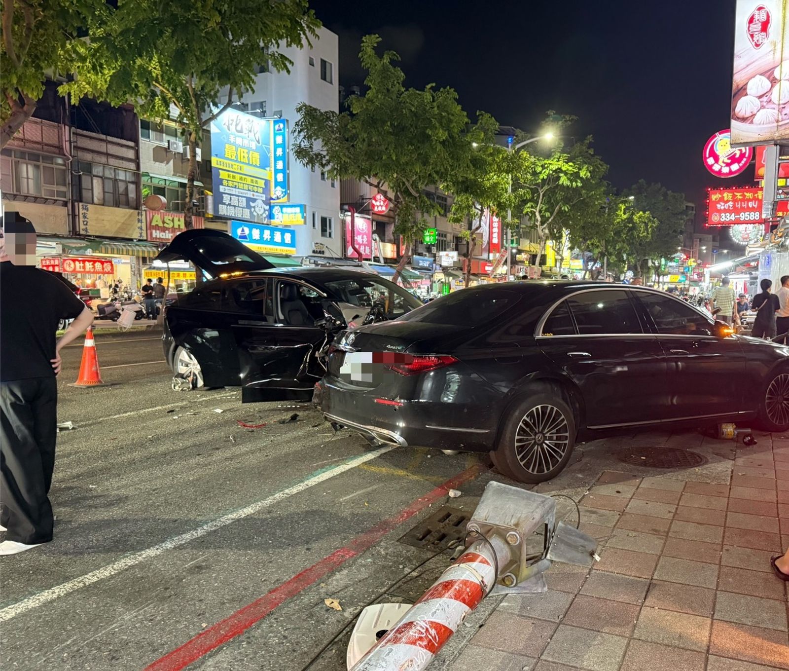 光華夜市驚悚車禍!特斯拉暴衝「橫掃」12車2人倒地 賓士500霸氣擋下它