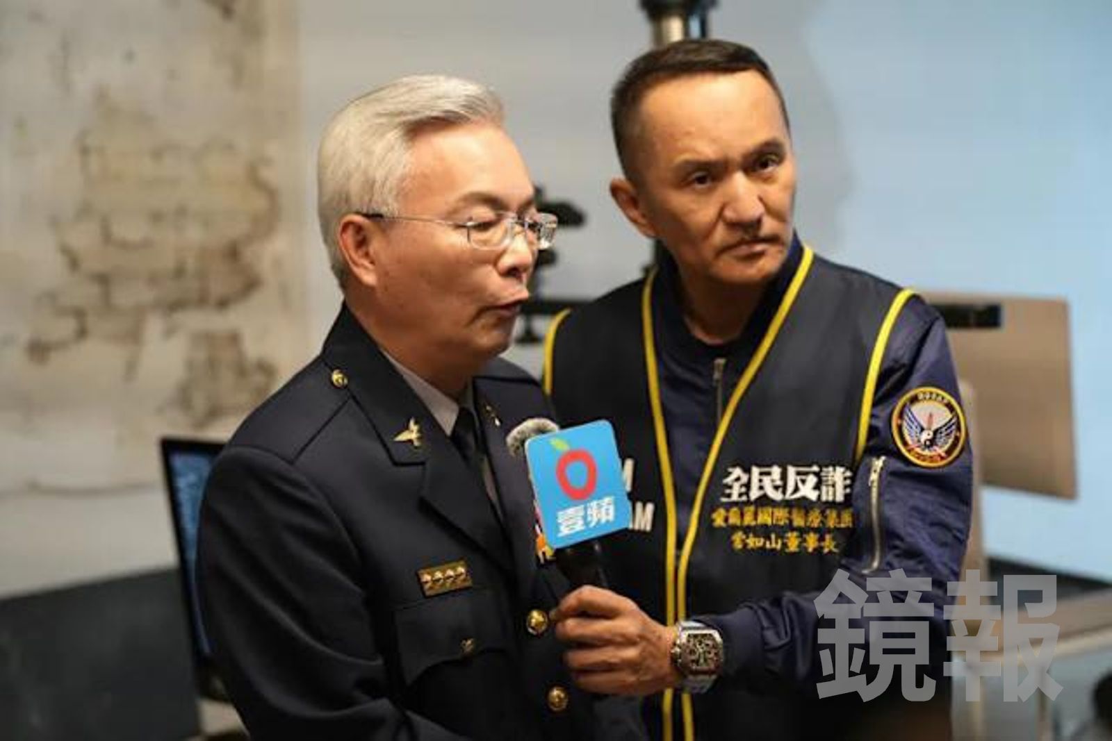 常如山與張榮興共同接受媒體訪問宣導反詐。資料照