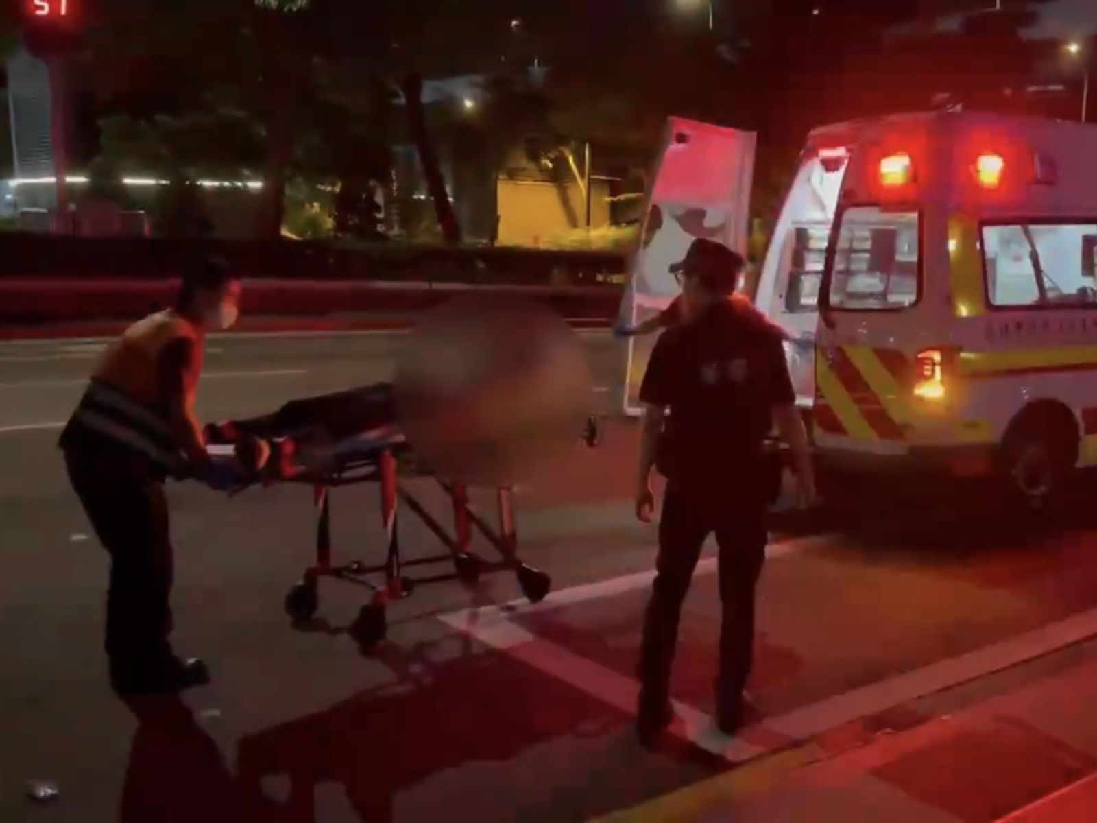 北車驚見裸男倒臥車廂!僅穿內褲胡言亂語 鐵警緊急強制送醫