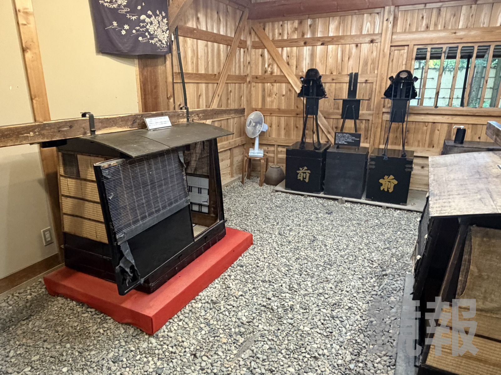 展示館也有陳列武士的交通工具抬轎。