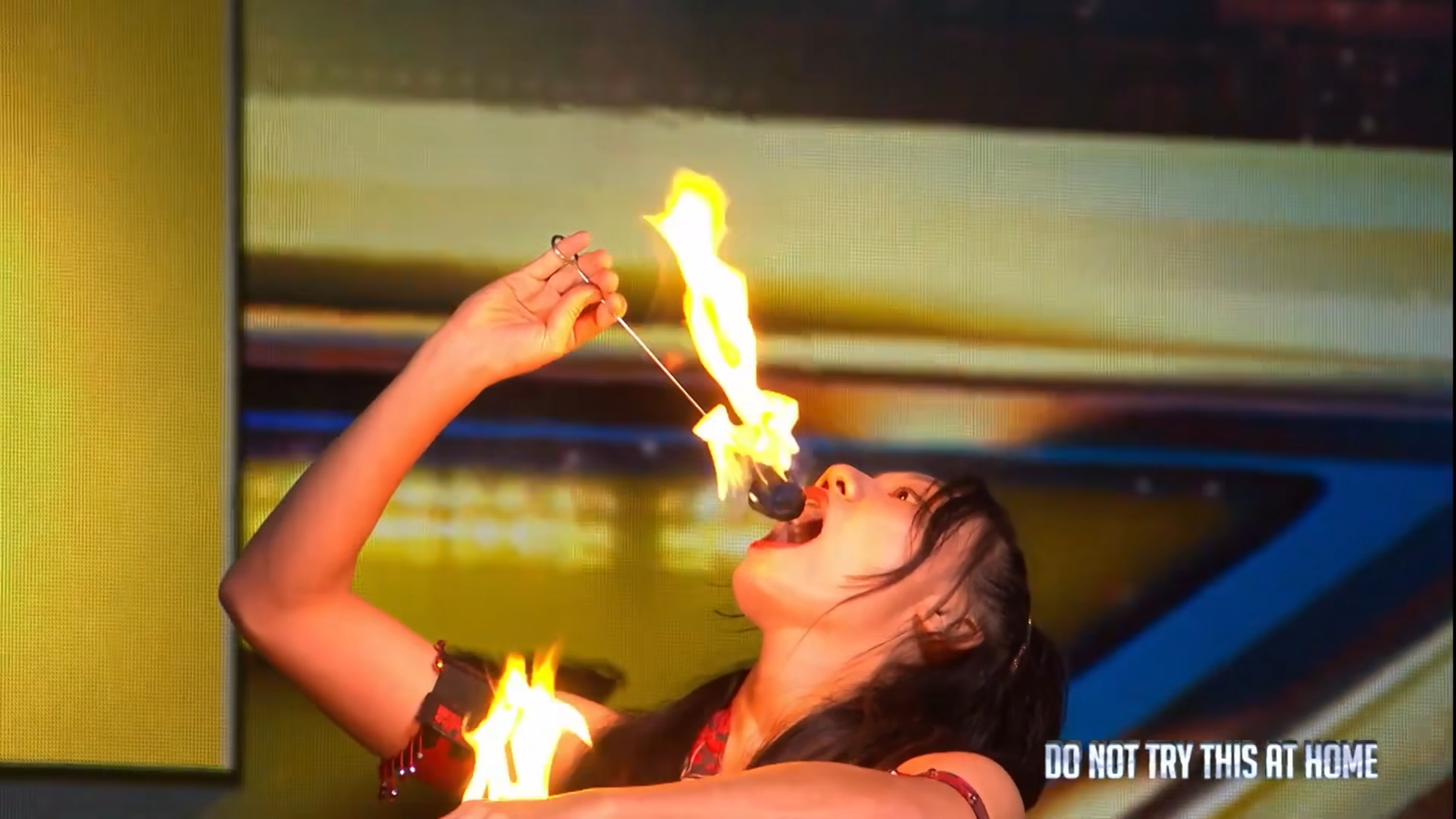 楊立微表演吞火。圖/楊立微 Liwei臉書