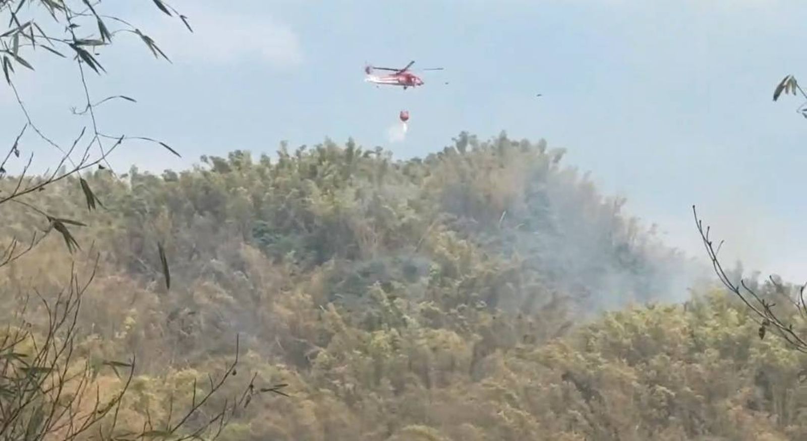 陸空夾擊26小時！美濃黃蝶翠谷山火狂燒　空勤支援畫面曝光