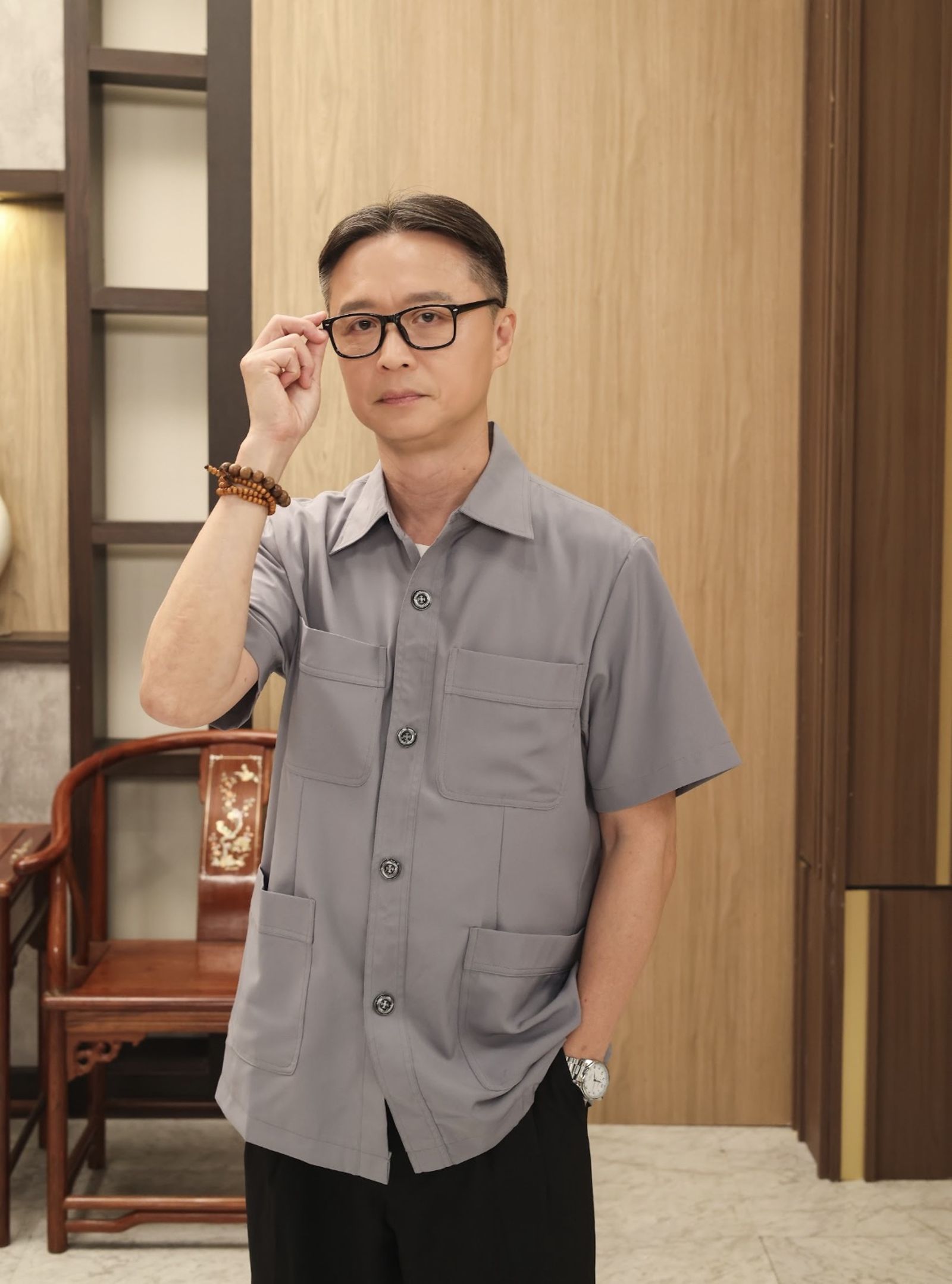 何豪傑劇中一身西裝造型登場,展現沉穩低調的角色氣質。圖/民視