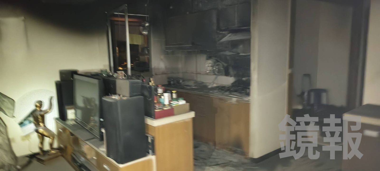 住戶屋內烘碗機設備燒毀,廚房、牆壁與天花板也被燻得一片焦黑。圖/民眾提供