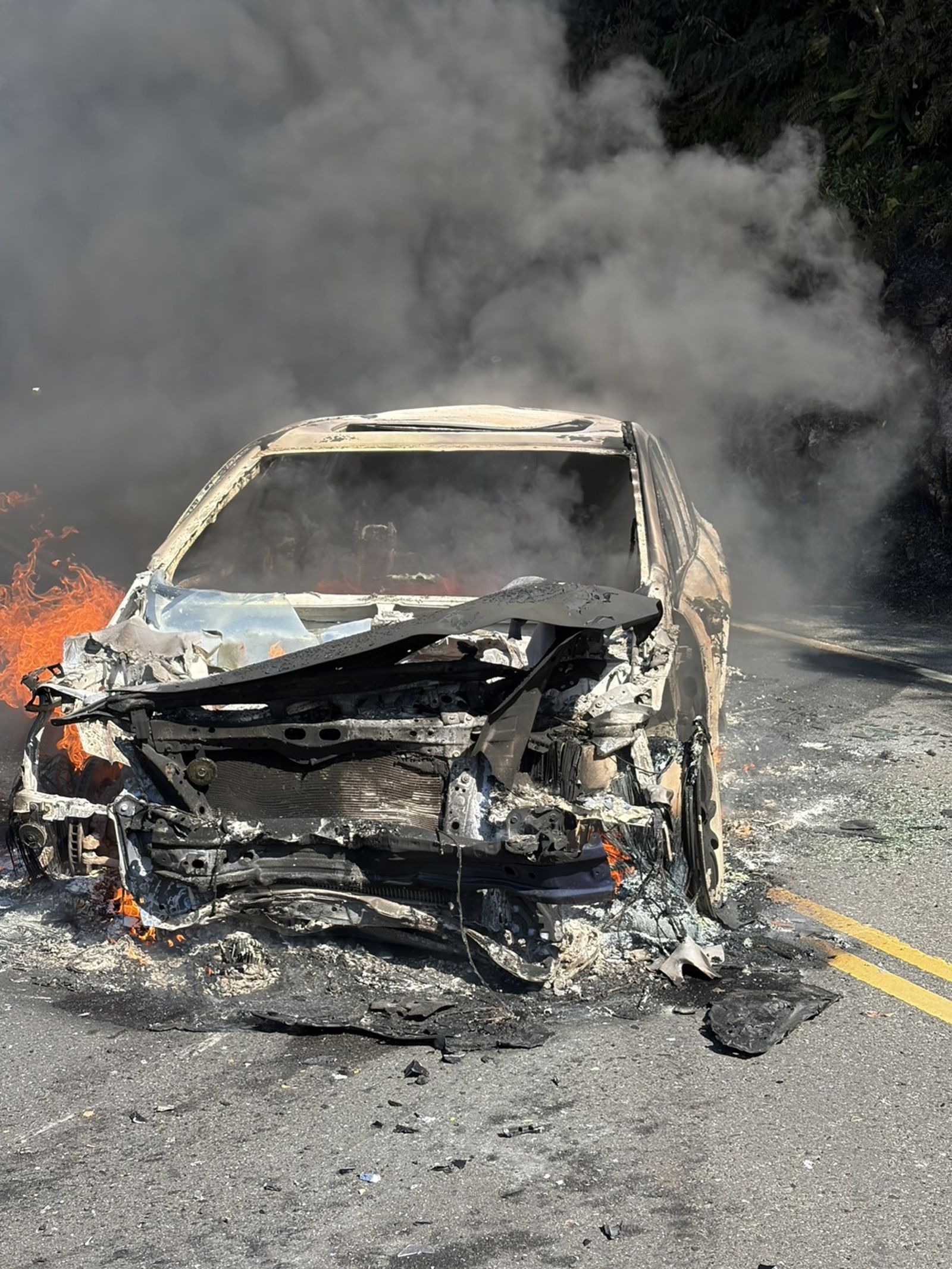 車輛起火冒出大量濃煙。翻攝畫面