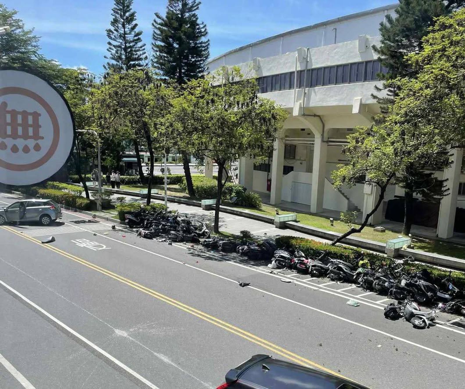 26輛機車像保齡球般被擊倒。圖／記者爆料網