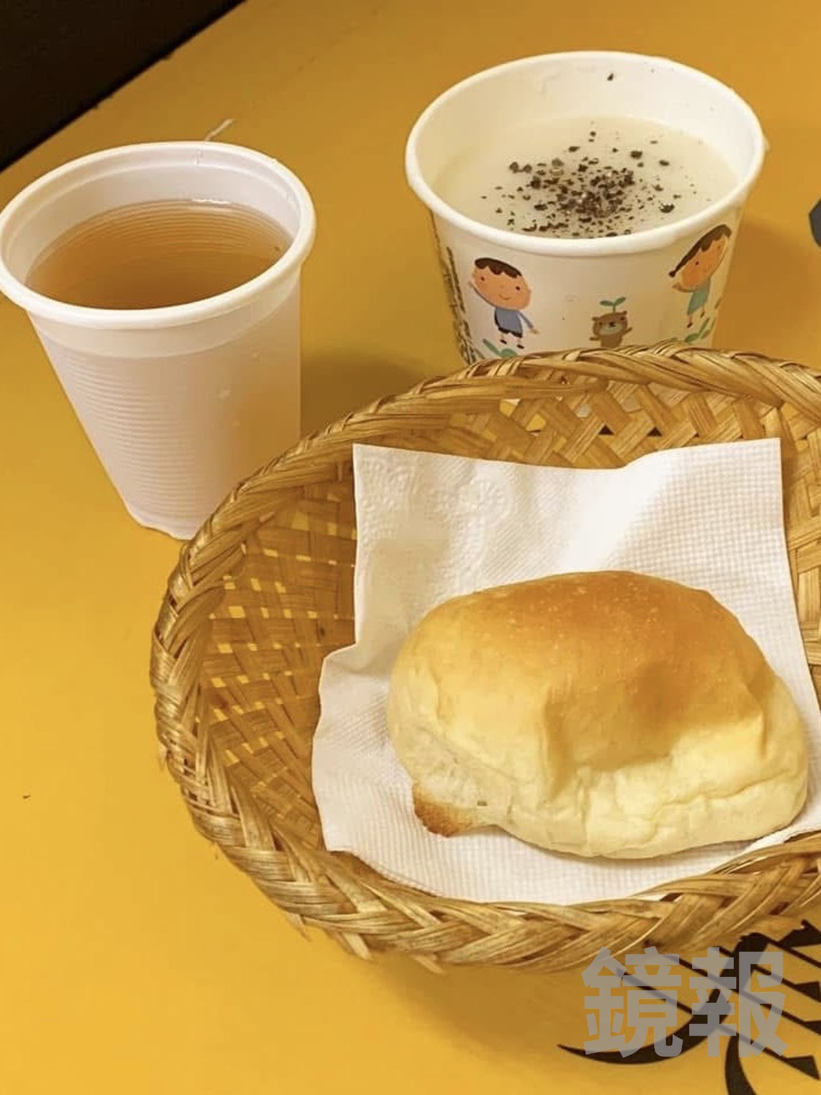 點一份排餐會有一個奶油餐包,玉米濃湯和冬瓜茶無限供應。