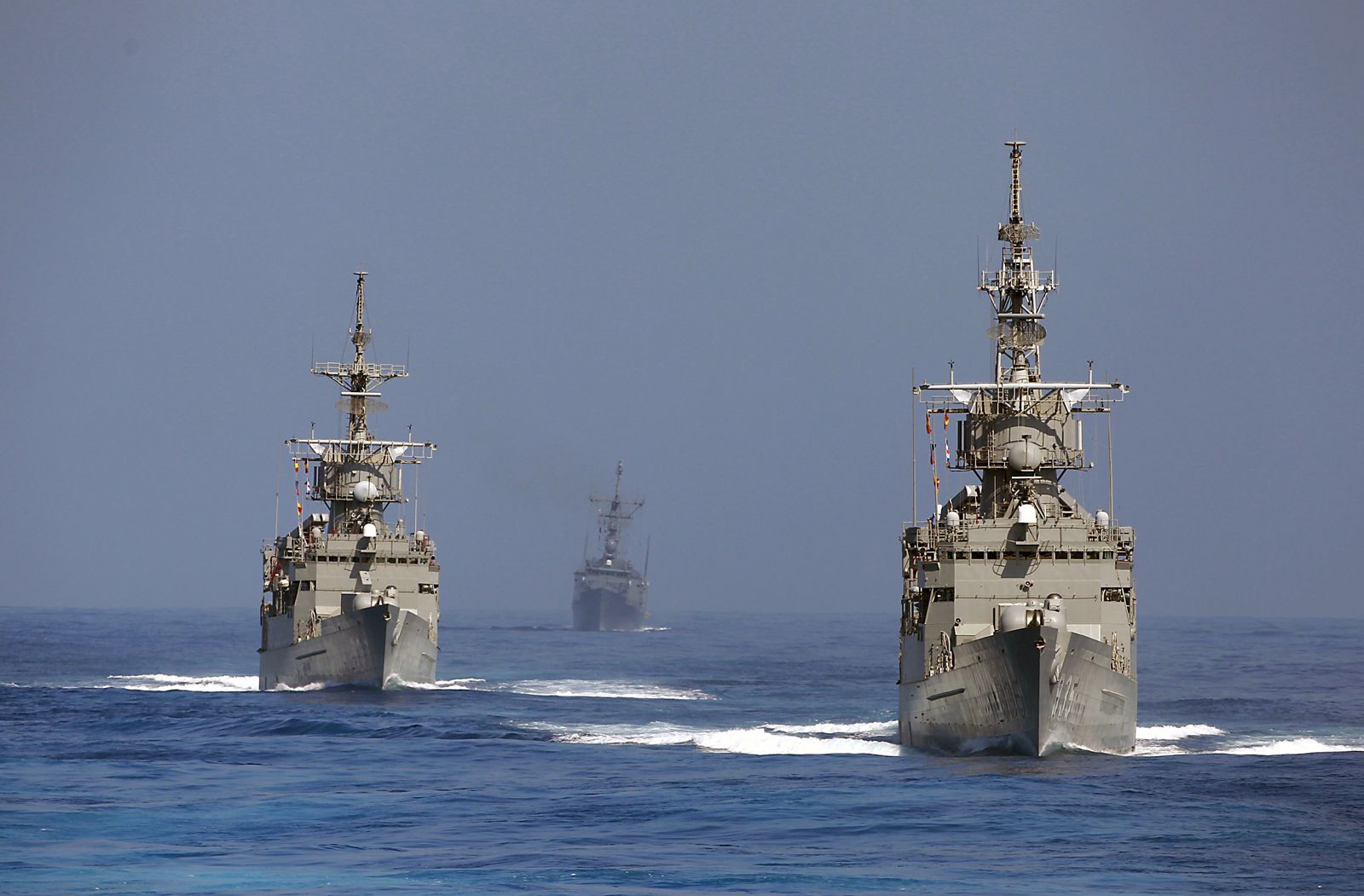 兩艘諾克斯級護衛艦和一艘成功級護衛艦正在航行。圖/達志影像