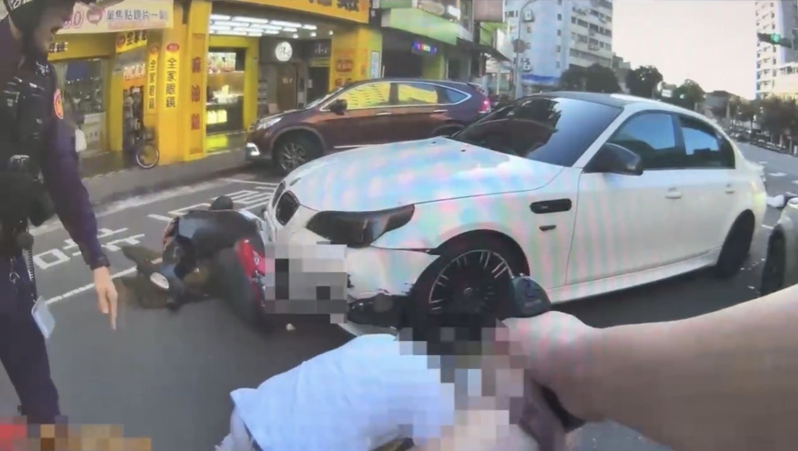 信義區警追捕毒蟲失控「BMW撞進車陣」　2騎士被撞飛！警拔槍喝止瞬間曝
