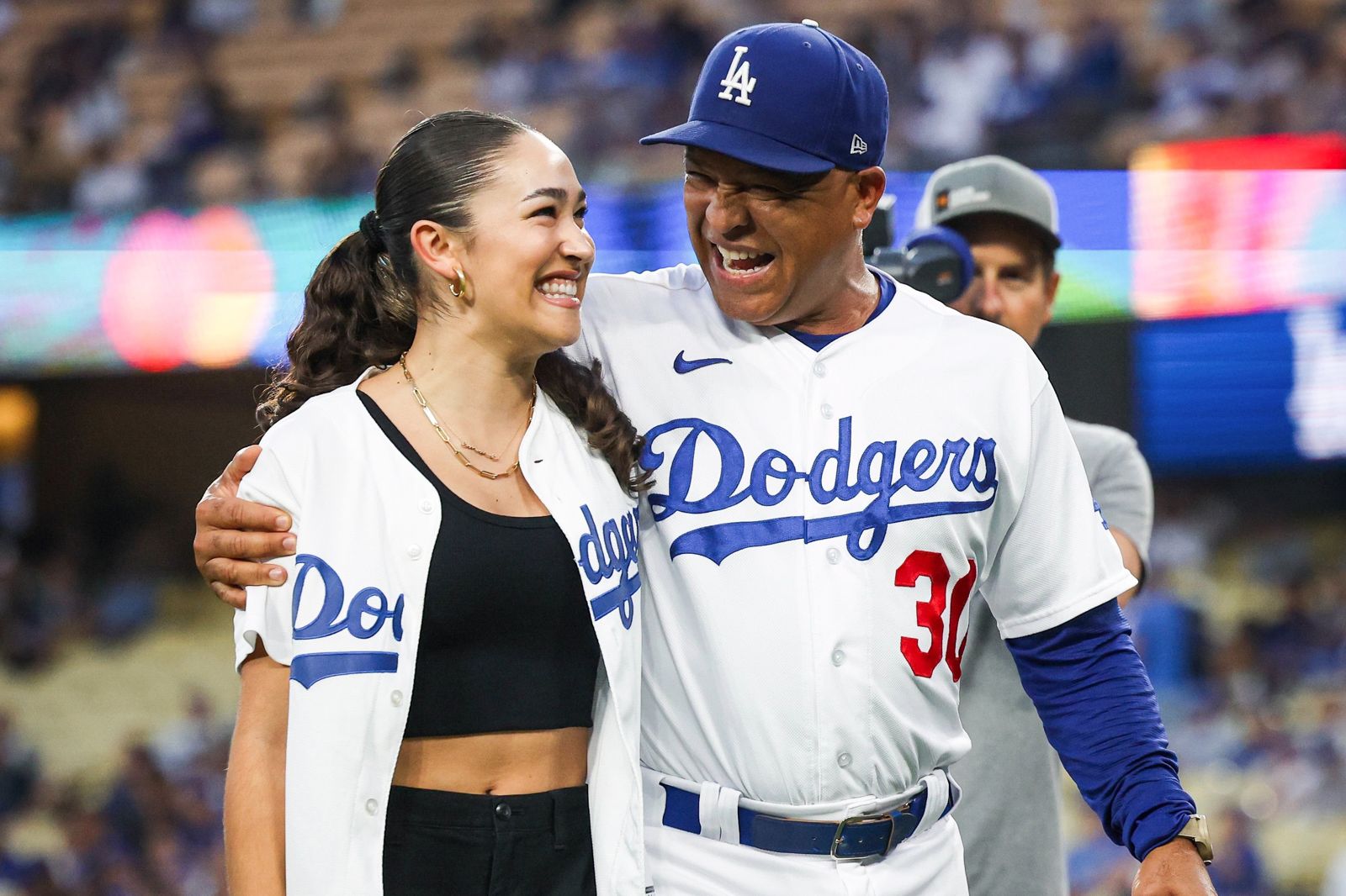 太可愛！道奇主帥跑壘PK金慧成慘摔　全隊笑翻掀網友熱烈討論