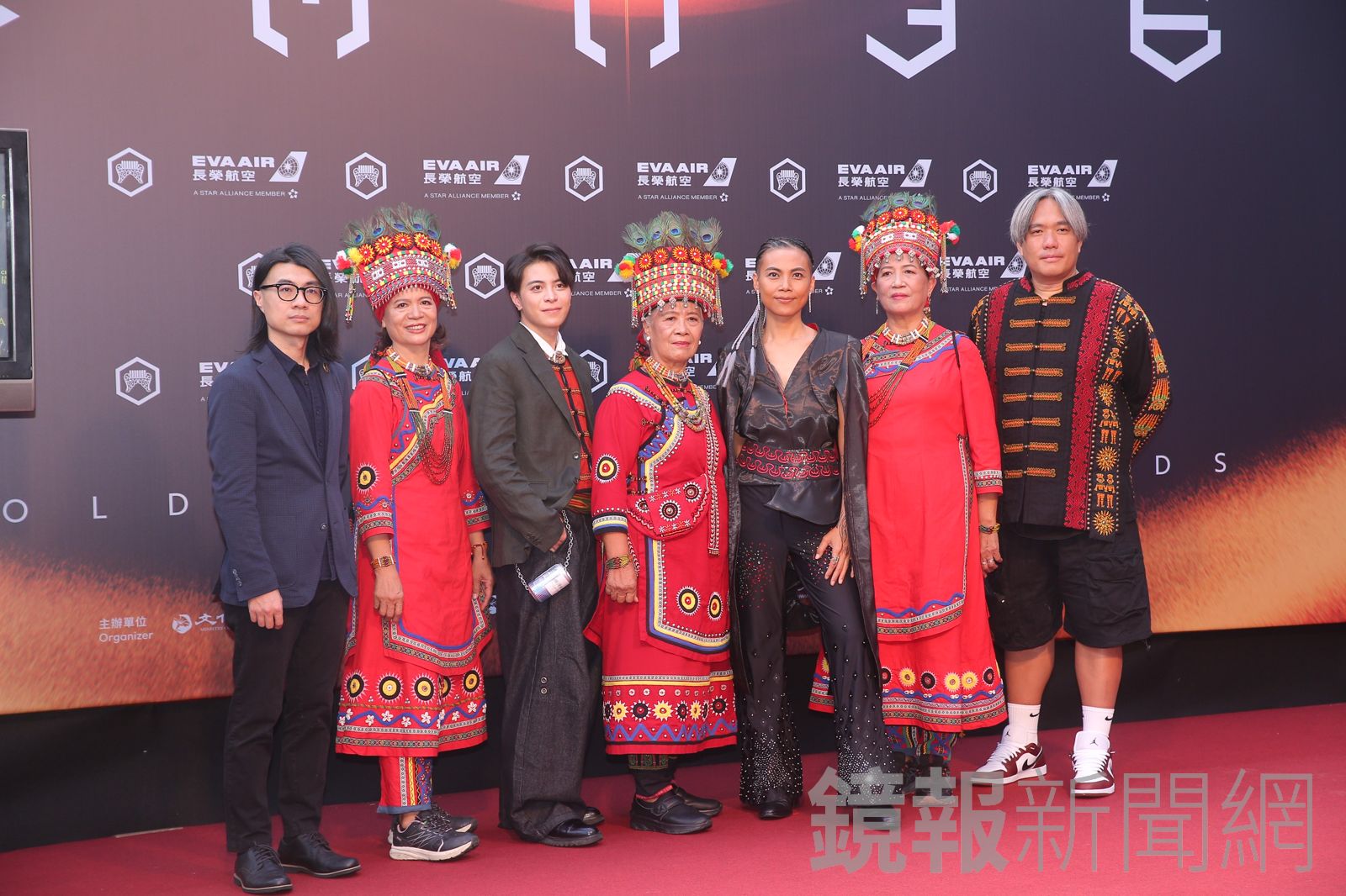 戴曉君（右3）得獎感言令人又哭又笑。劉耀勻攝