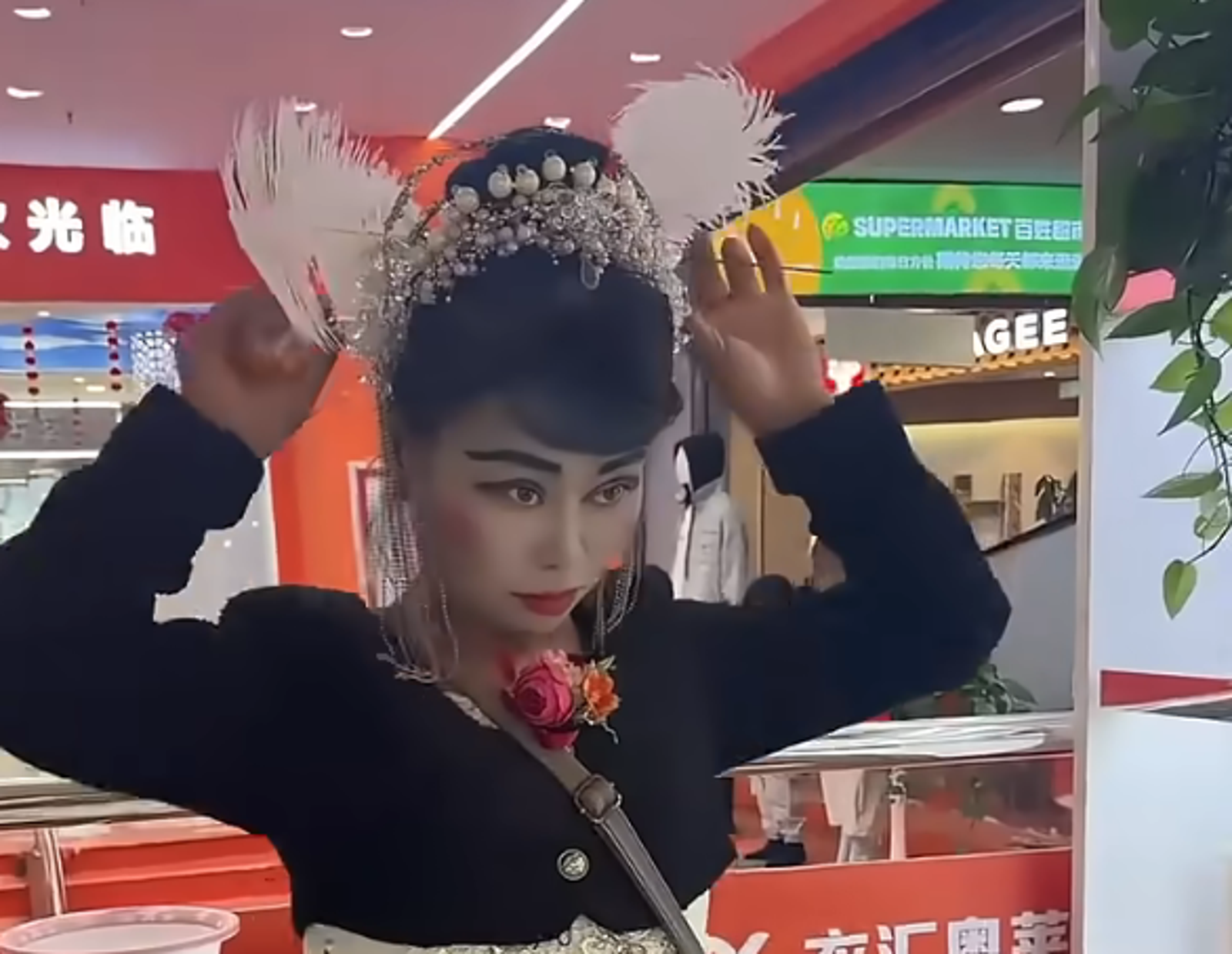 山東「瘋子新娘」爆紅，身世讓人相當不捨。圖／翻攝自微博