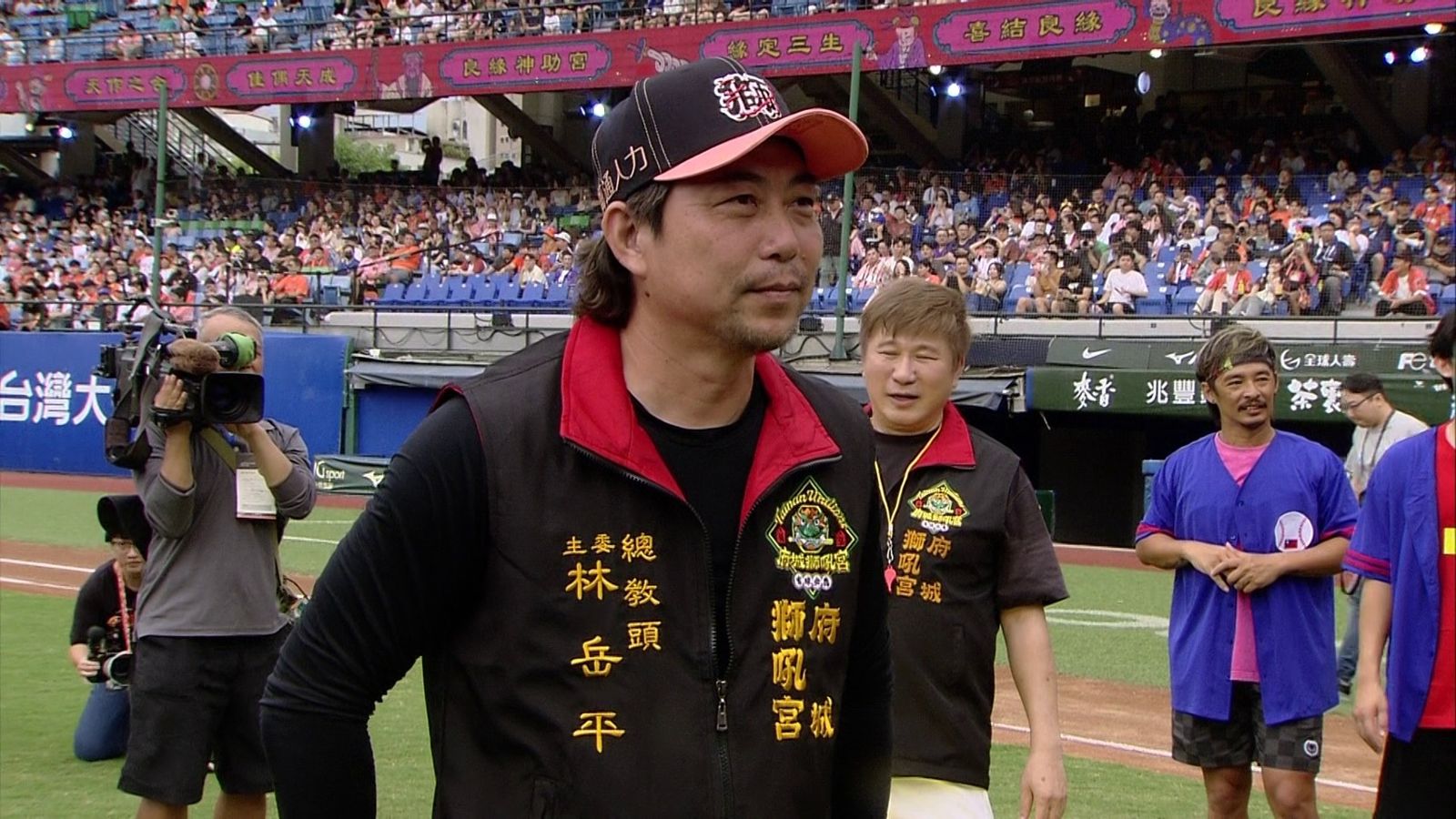 統一獅總教練林岳平親自頒獎。民視提供