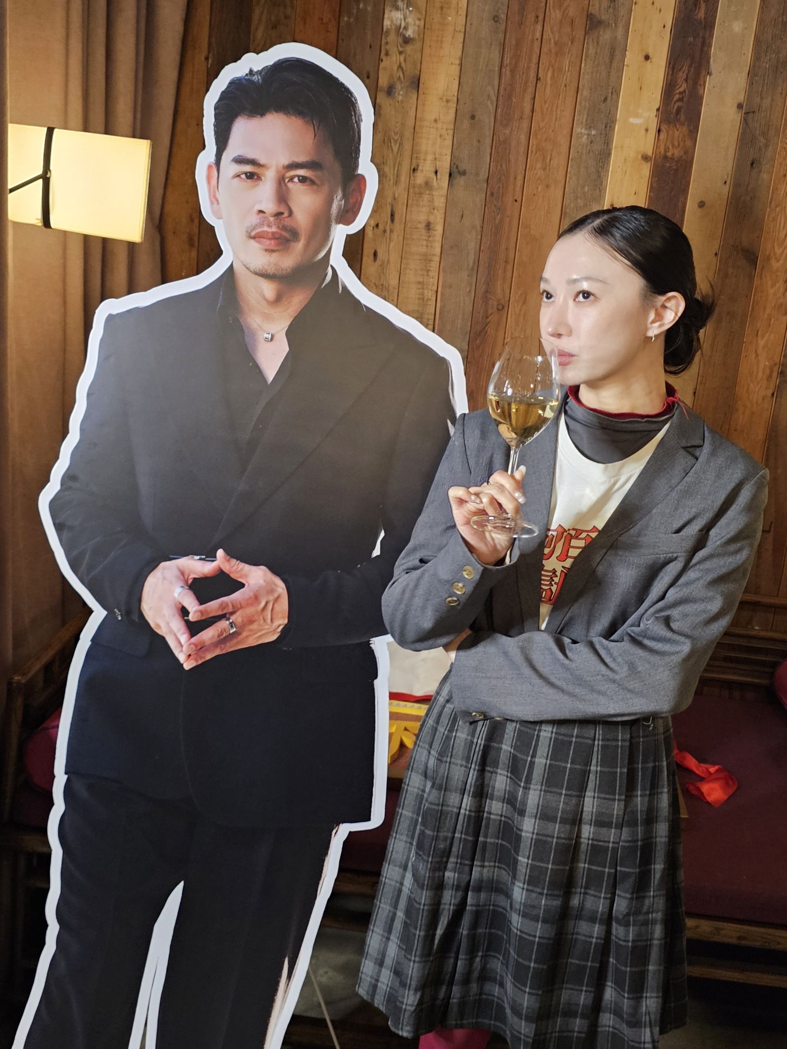 李杏與阿Ken人形立牌合照。彼此影業提供