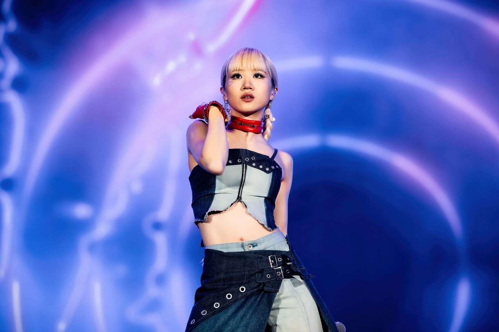 Lulu台上換衣服,火熱開唱。年代電視提供