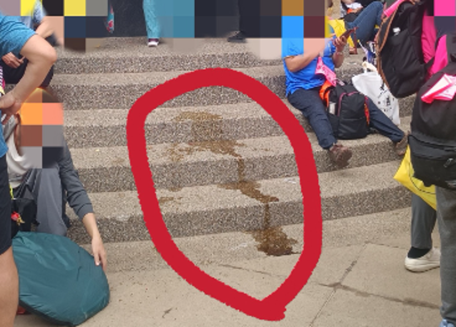 有網友拍下食物被踢翻的痕跡殘留於公廟前。圖／白沙屯媽祖徒步聯誼會