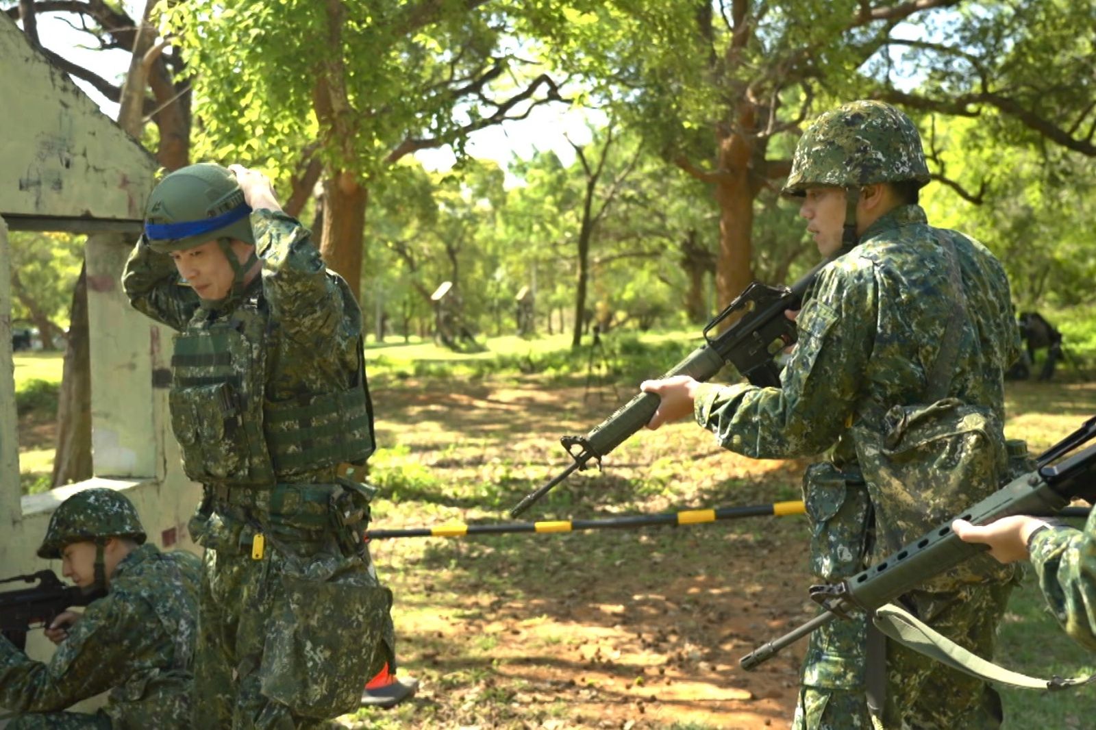 黃鐙輝（左）扮演可疑人物被星兵黃恩賜（右）制伏。台視提供