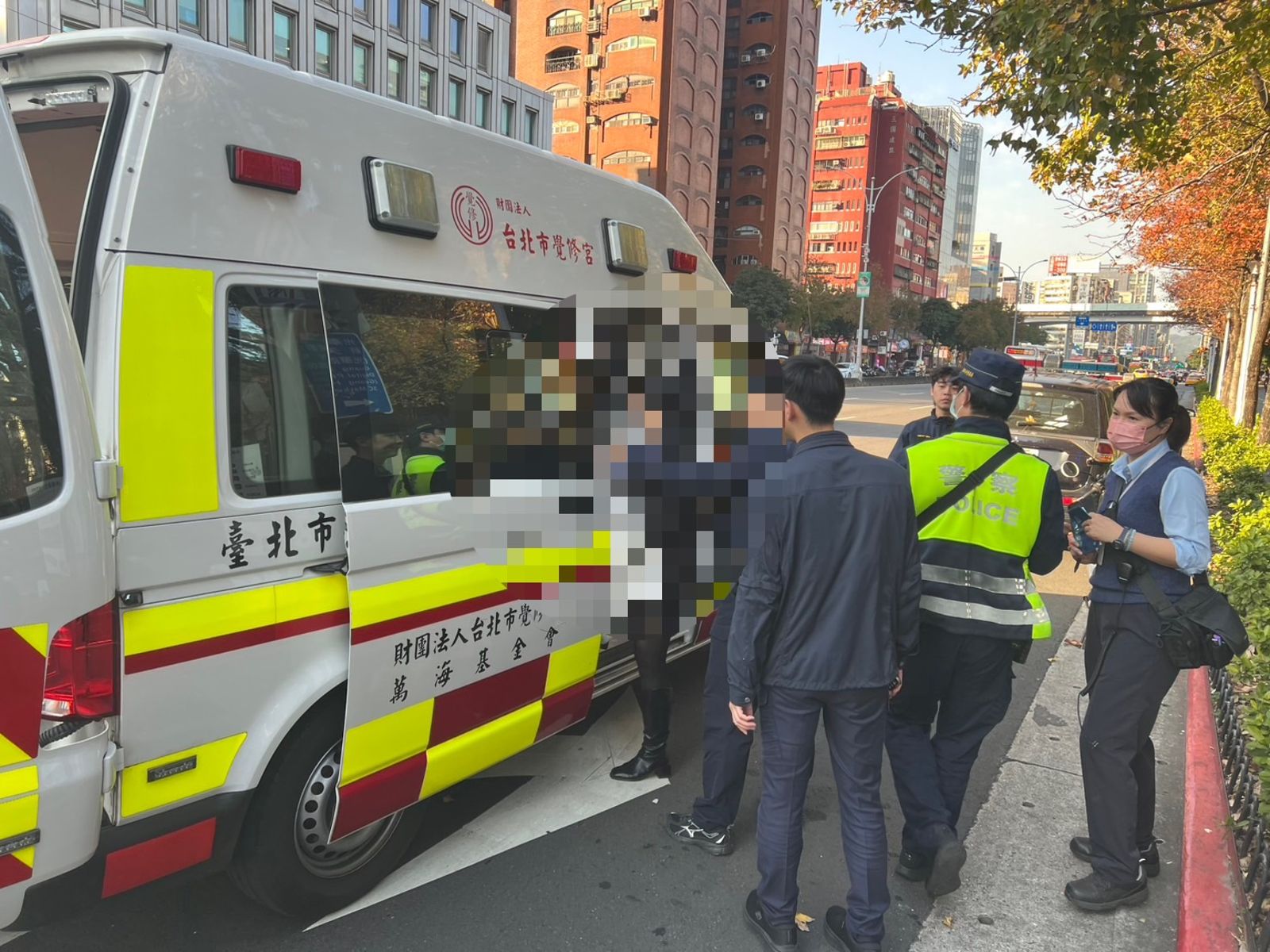 張文案剛偵結!北捷板南線車廂又見乘客突亮「刀」 列車急停忠孝新生站