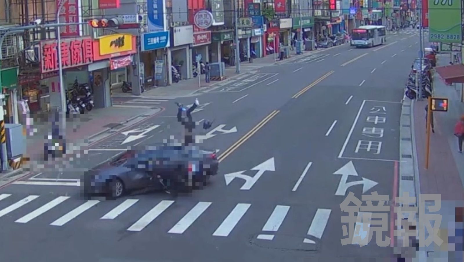 汽車鬼切大迴轉　機車騎士攔腰撞飛「空中翻滾2腳朝天」