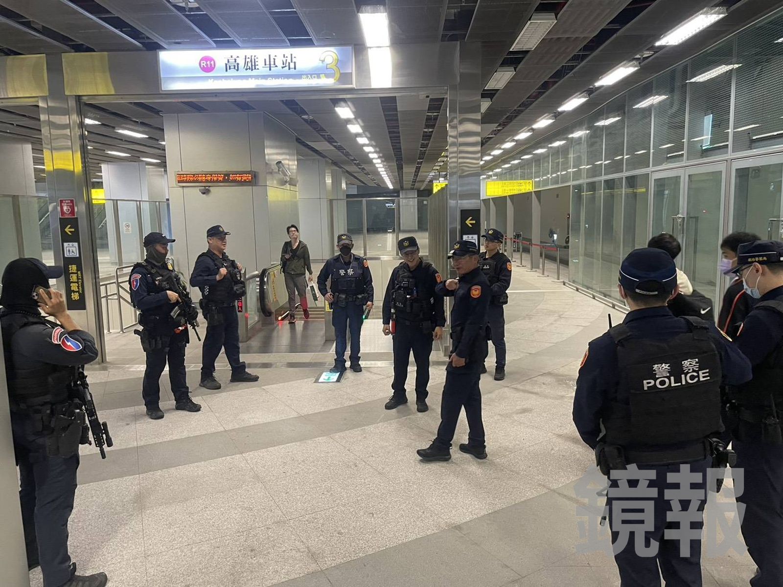 高雄警方荷槍實彈在高雄車站巡邏戒備。翻攝照片