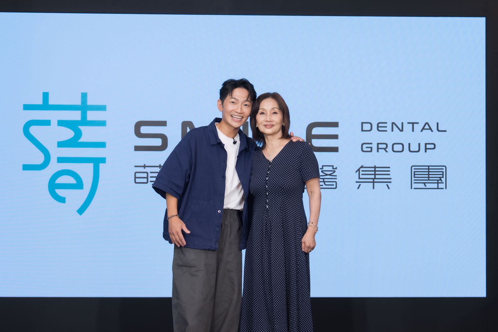 蔡昌憲帶媽媽參加活動。蒔美牙醫集團提供
