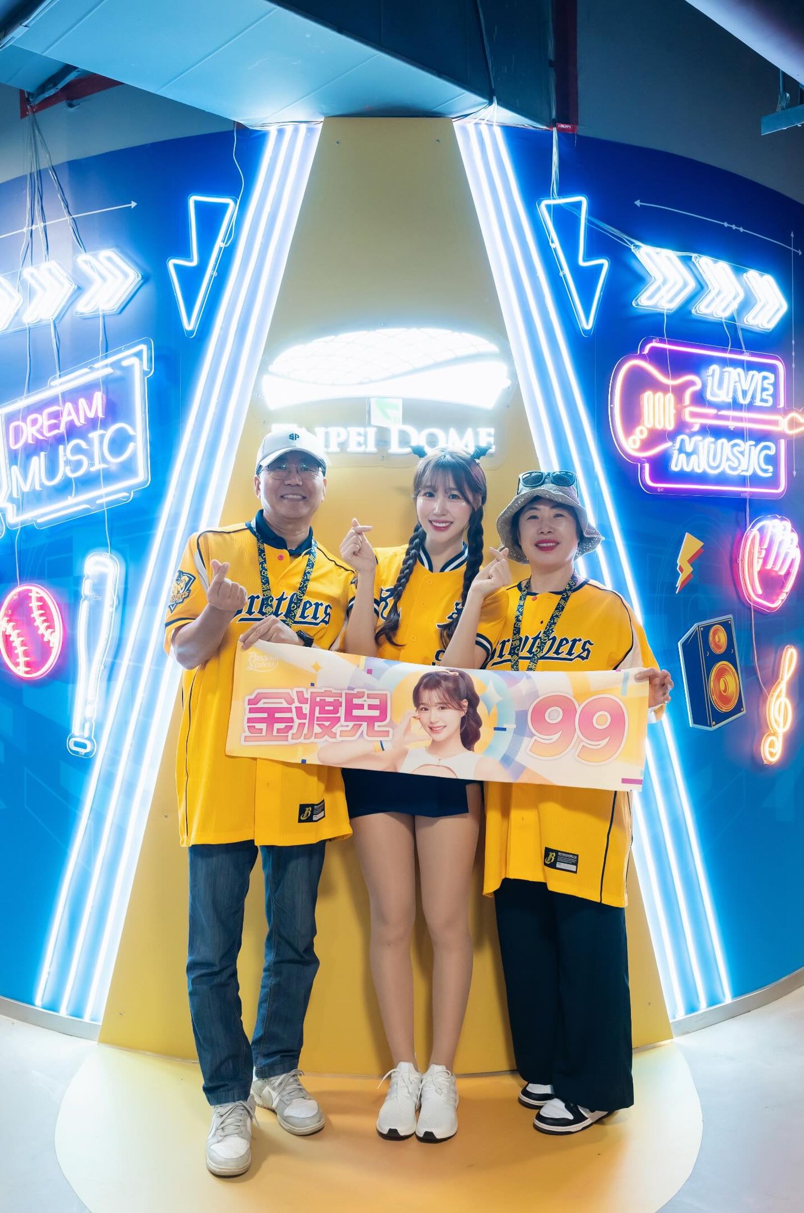 金渡兒的爸爸(左)罹患癌症。翻攝金渡兒threads