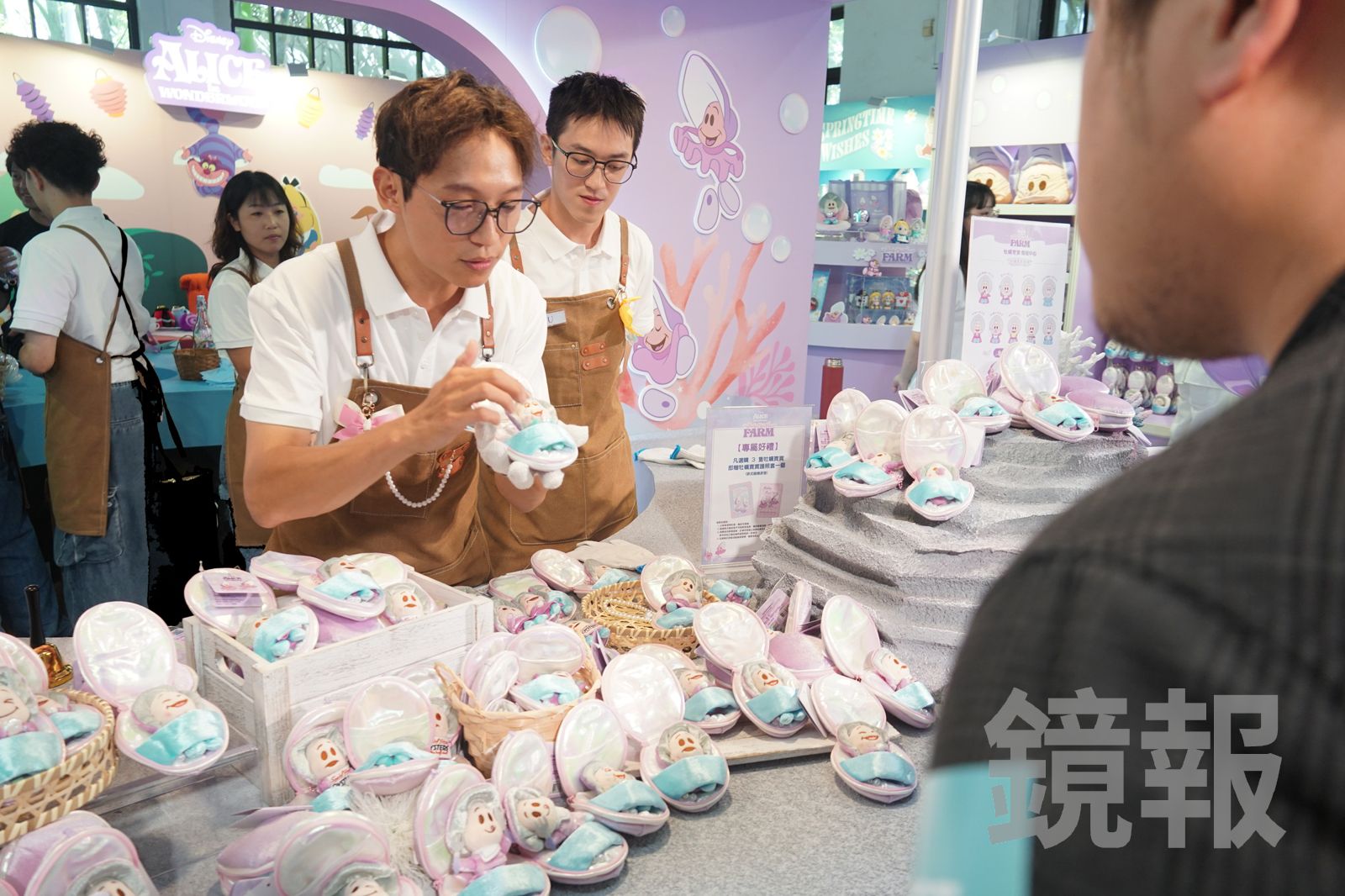 快閃店內有專人介紹,協助參觀民眾挑選可愛的牡蠣寶寶,還有清洗與秤重環節,打造沉浸的療癒體驗。