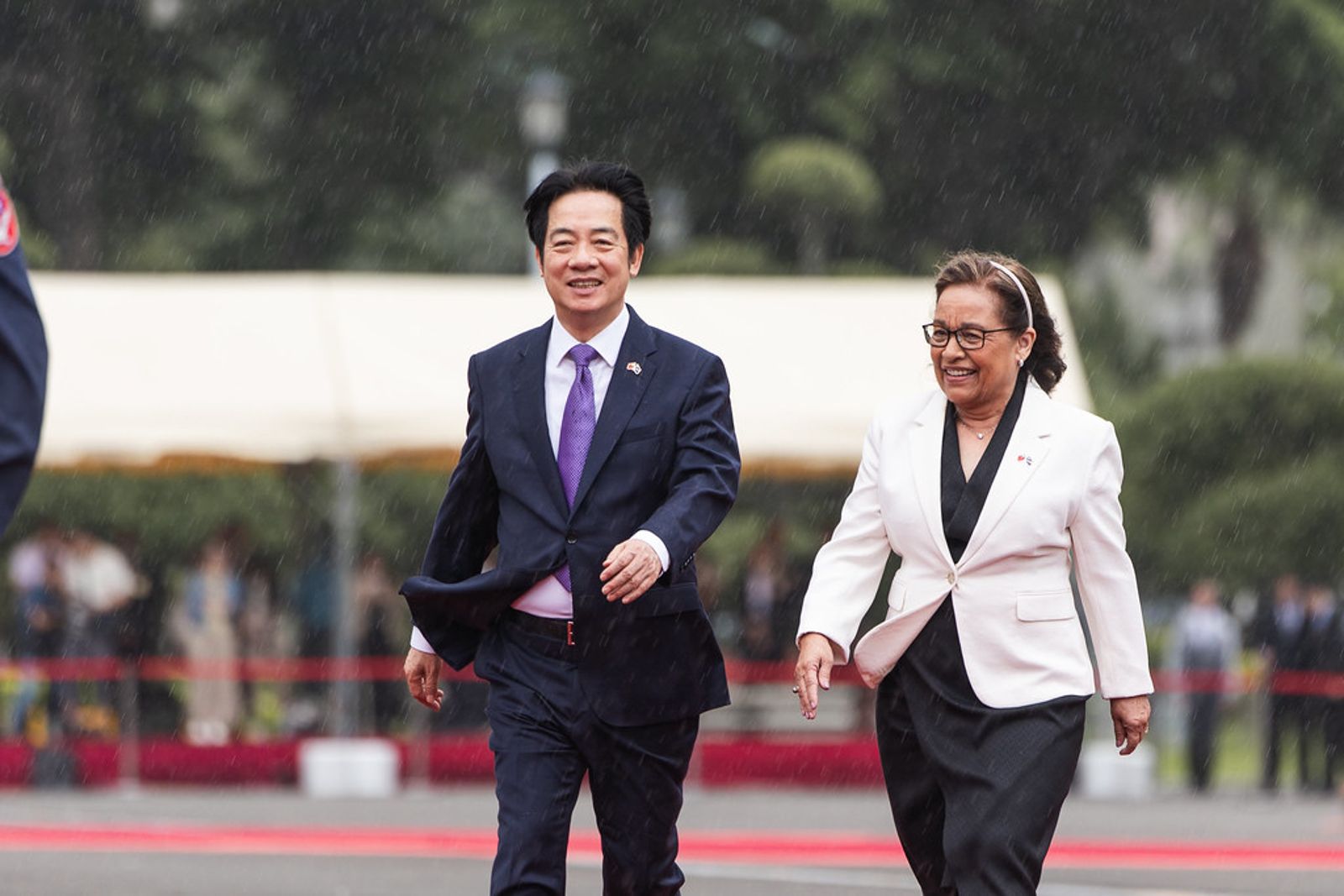 6月初,在雨中,賴清德以軍禮歡迎馬紹爾群島共和國總統海妮伉儷。圖片取自總統府