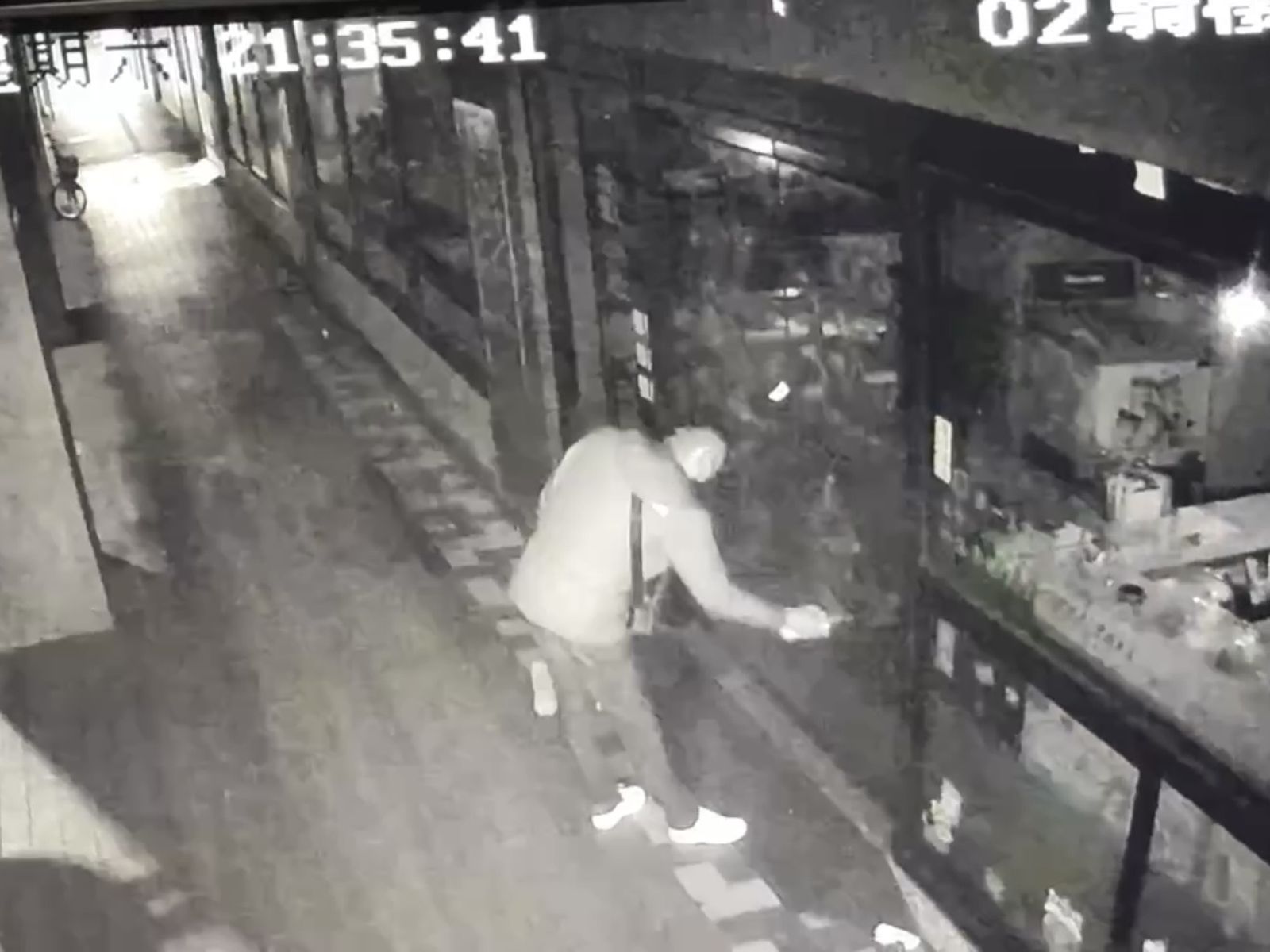 西門町石頭火鍋遭噴漆「欠錢還錢」　疑爆800萬債務糾紛遭蛋洗